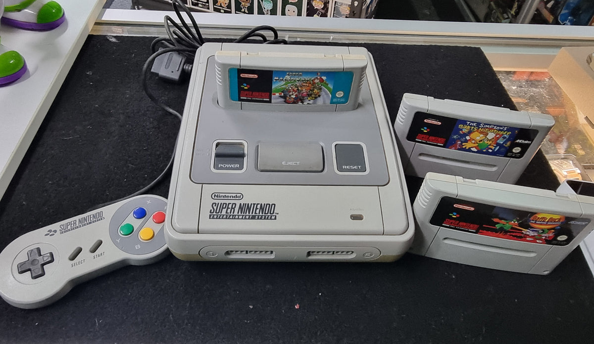 SUPER NINTENDO CONSOLE + GAMES