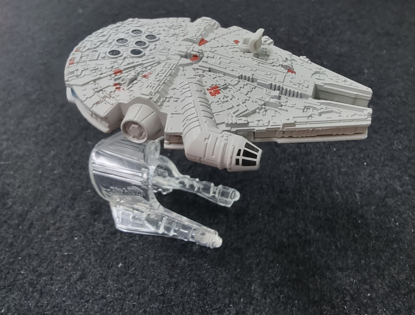 STAR WAR MILLENIUM FALCON HOT WHEELS WITH STAND
