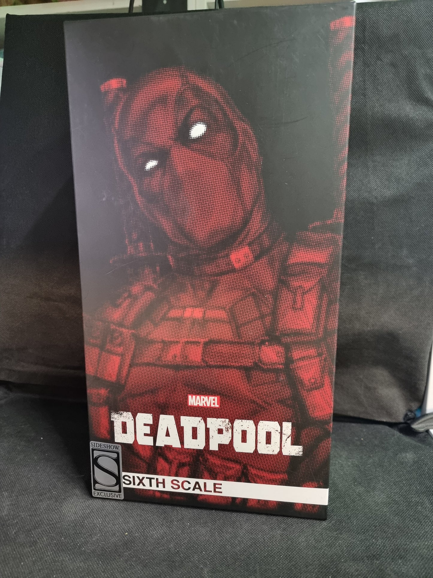 SIDESHOW EXCLUSIVE MARVEL DEADPOOL 1/6TH SCALE FIGURE