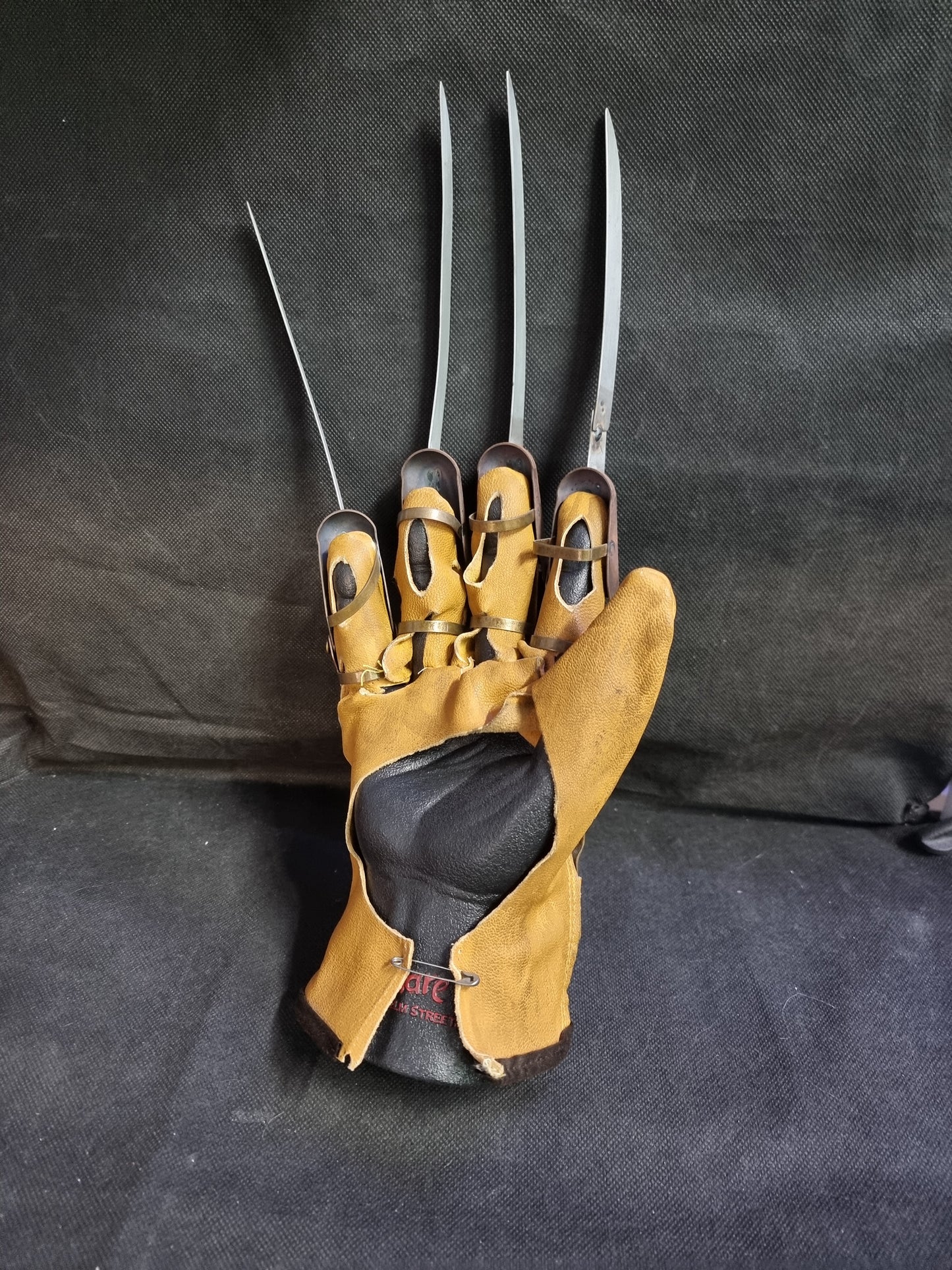 NECA - Nightmare On Elm Street - 1984 Freddy Glove Replica