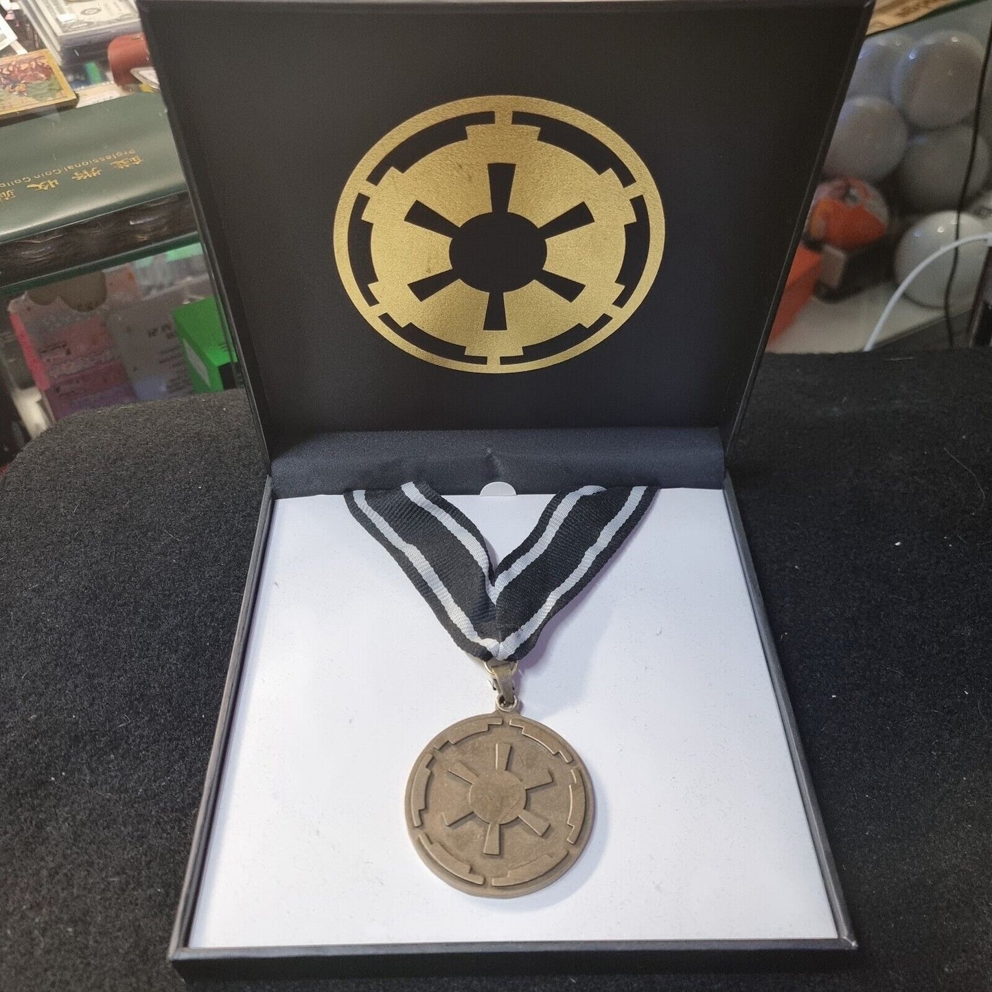 Disney Park Star Wars Galaxy’s Edge Dok-Ondar’s Imperial Medal Replica New Box