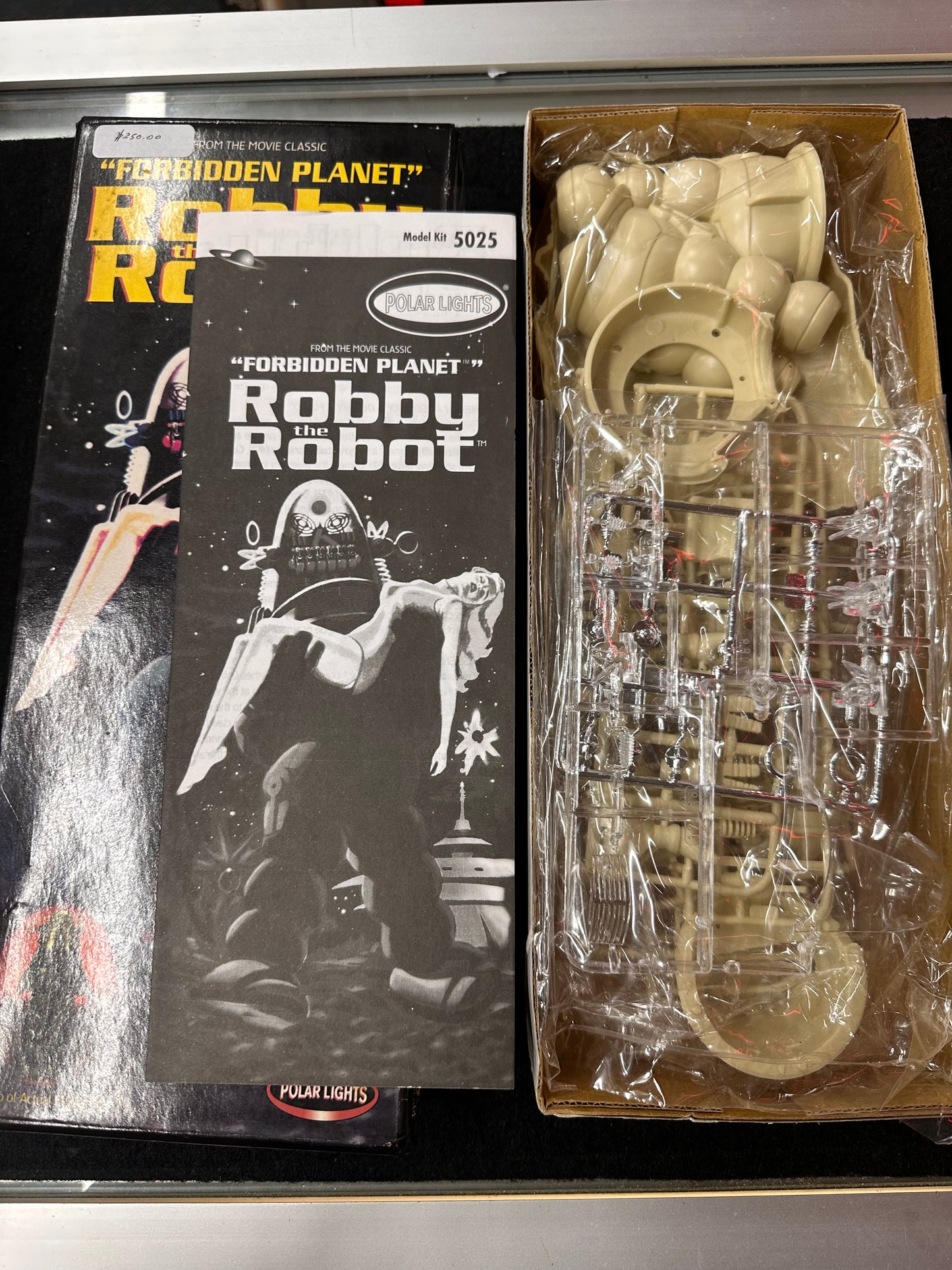 FORBIDDEN PLANET ROBBY THE ROBOT ASSEMBLY KIT