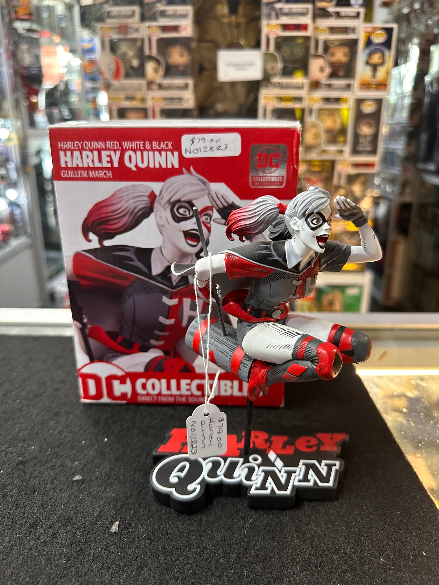 DC HARLEY QUINN STATUE RED, WHITE & BLACK 1502 OF 5000