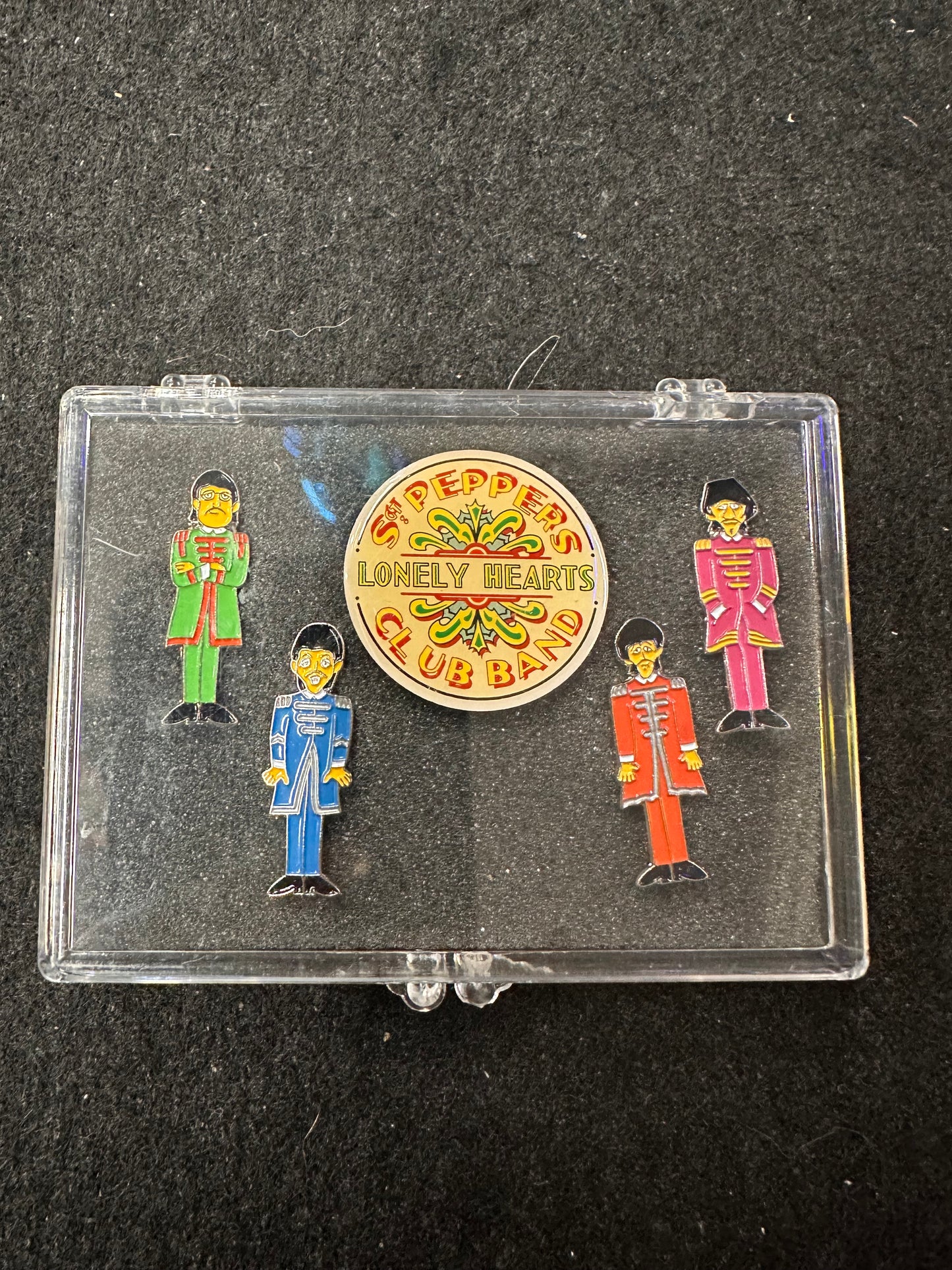 THE BEATLES SET OF PINS ST PEPPERS LONLEY HEARTS CLUB BAND