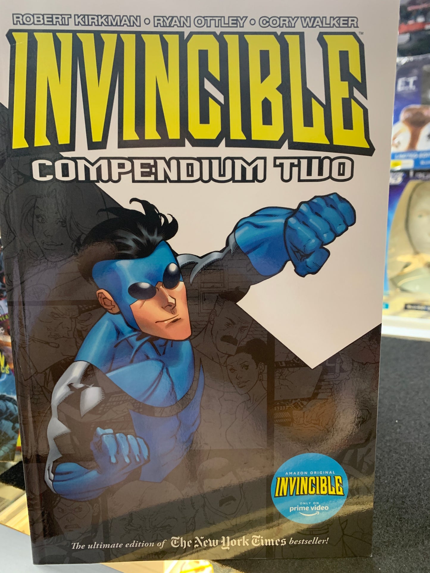 Invincible compendium two by robert Kirk man
