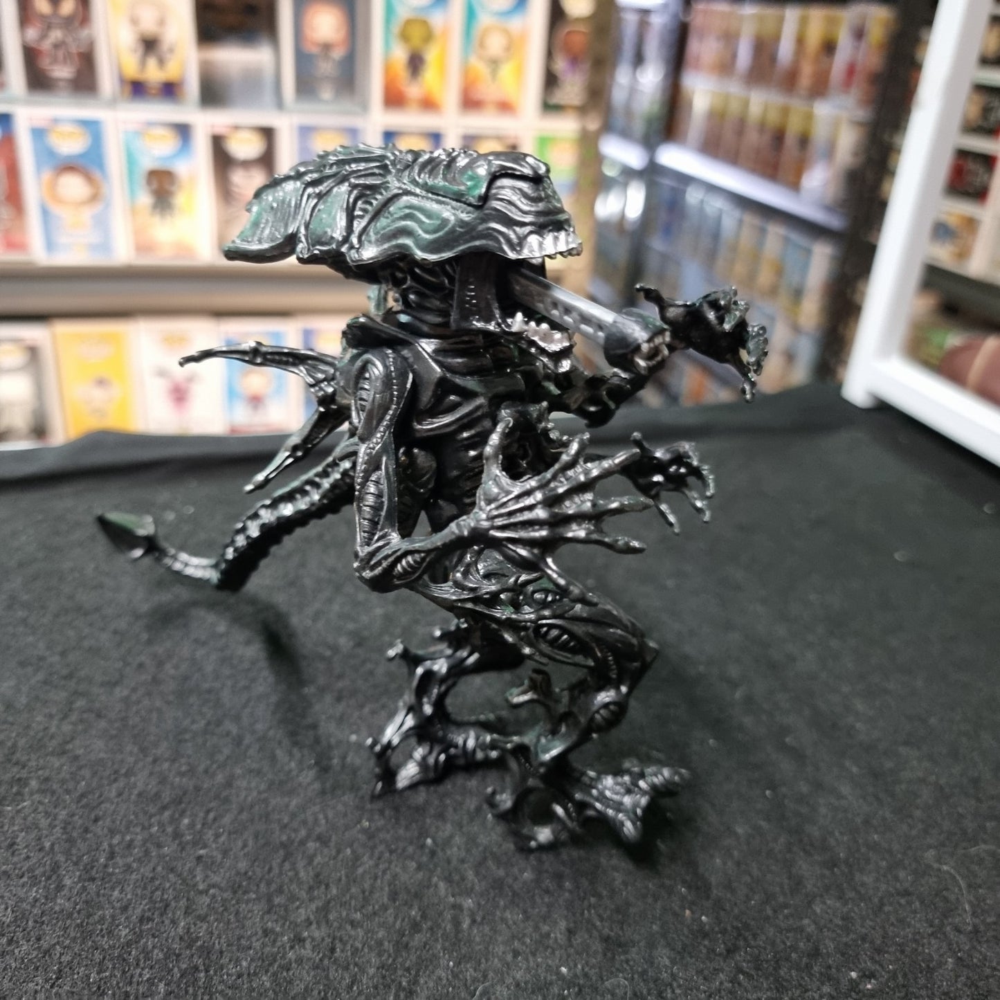 ALIENS Queen Alien Deluxe Xenomorph Action Figure