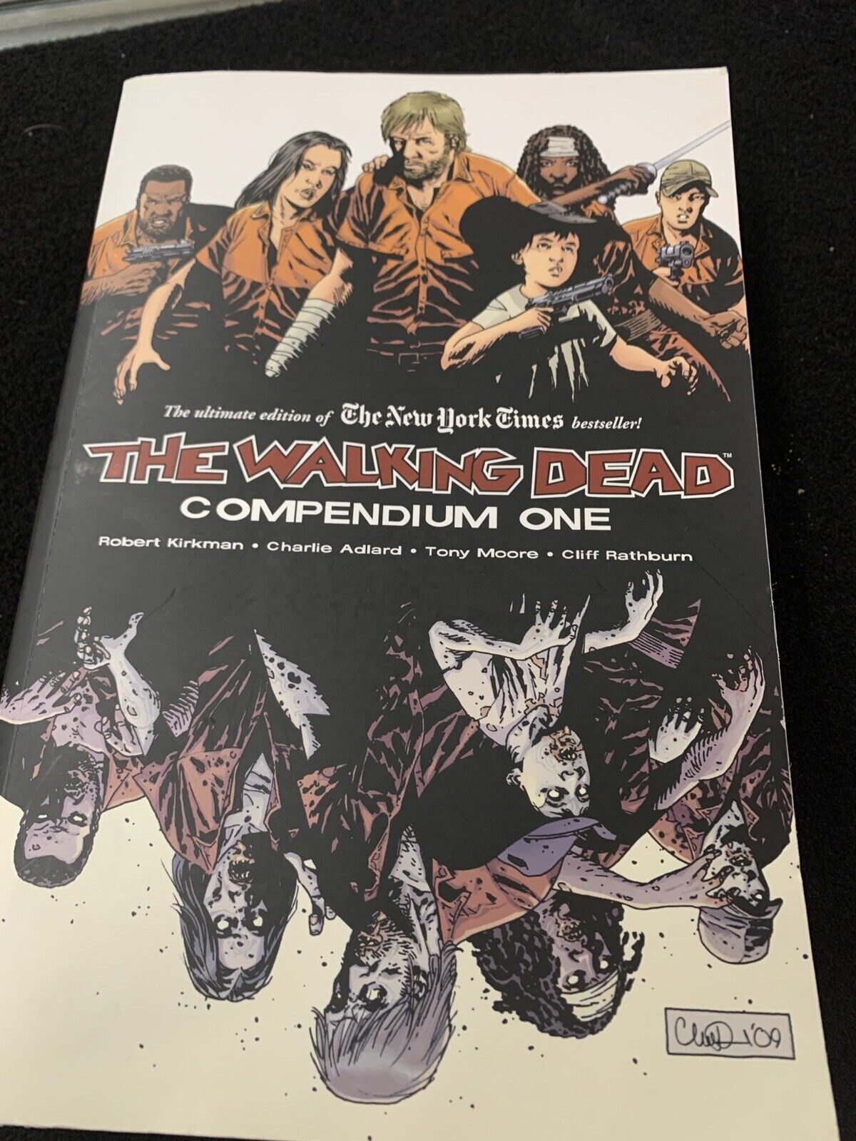 The Walking Dead Compendium Volume 1 by Robert Kirkman (Paperback, 2009) N05609