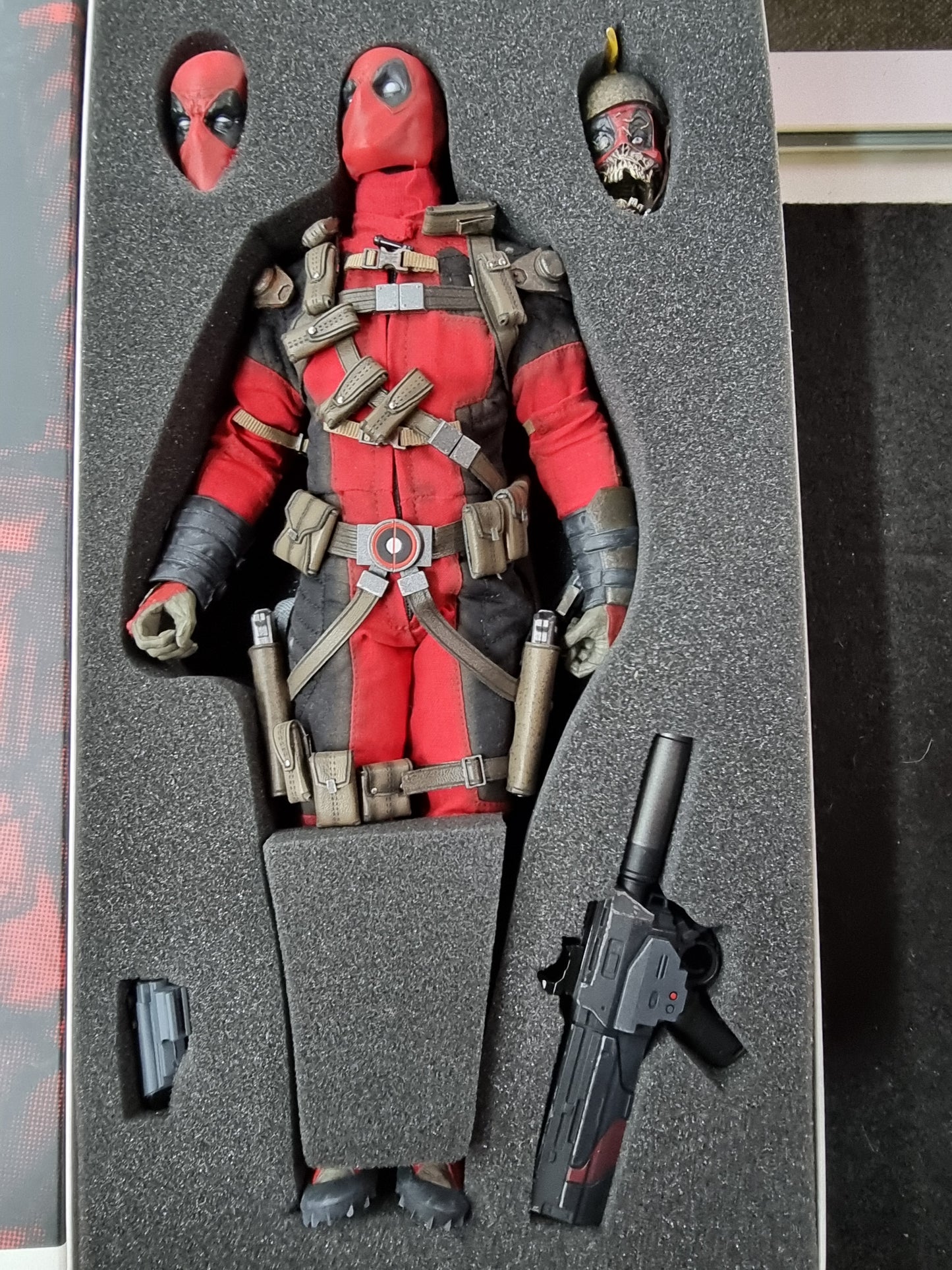 MARVEL DEADPOOL SIDESHOW EXCLUSIVE SIXTH SCALE