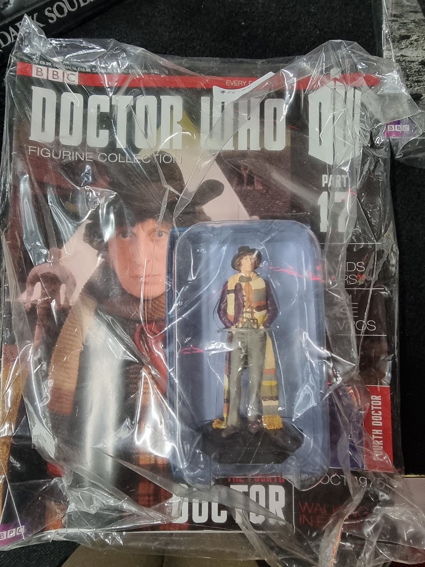 DOCTOR WHO THE FOUTH DOCTOR " PYRAMIDS OF MARS" CHESS PIECE WITH BOOK