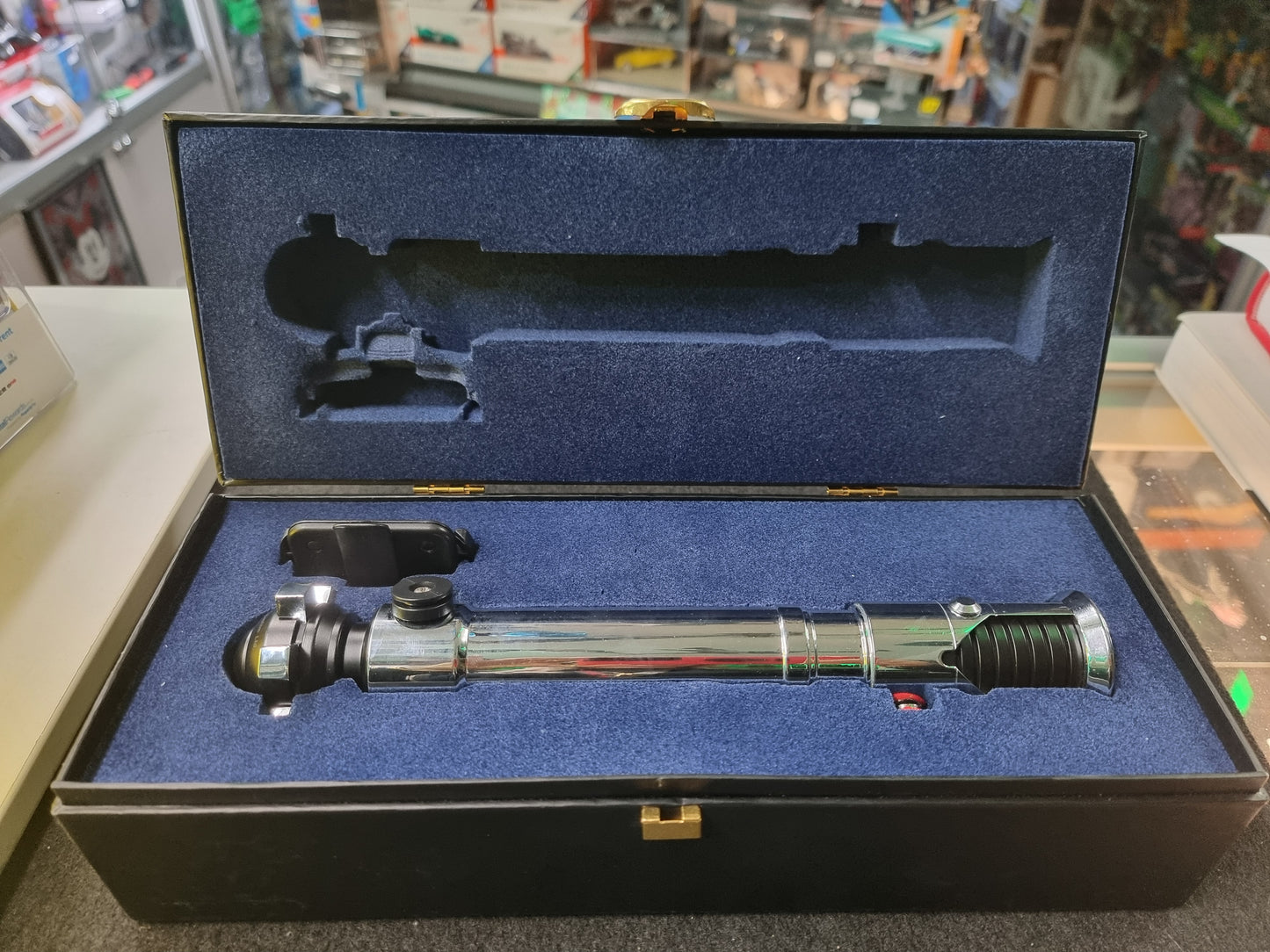 STAR WARS MASTER REPLICAS OBI-WWAN KENOBI LIGHTSABER