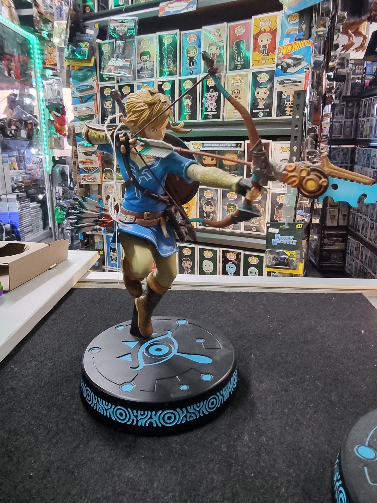 THE LEGEND OF ZELDA BREATH OF THE WILD  LINK PVC COLLECTIBLE REPLICA LIGHT UP STATUE