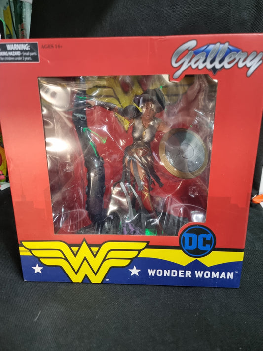 Diamond Select DC Gallery Wonder Woman PVC Diorama Sculpted by Cortes Studios