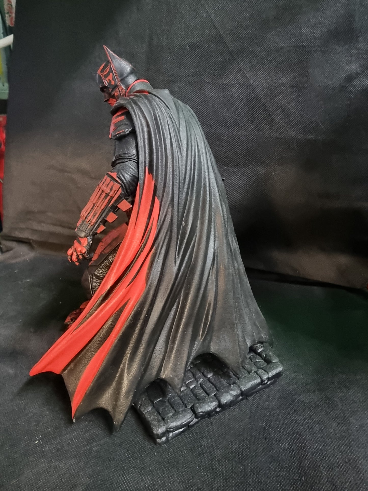 DC MULTIVERSE The Batman 12″ Posed Statue (Gold Label) ( NO BOX)