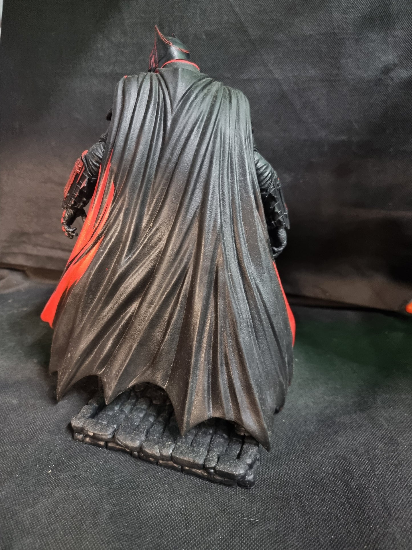 DC MULTIVERSE The Batman 12″ Posed Statue (Gold Label) ( NO BOX)