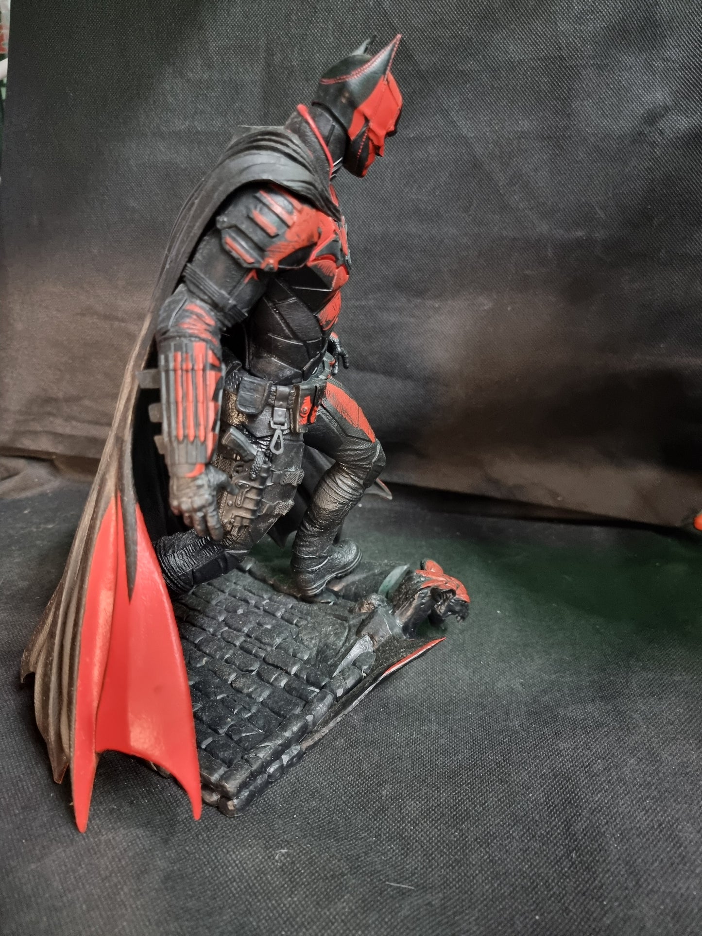 DC MULTIVERSE The Batman 12″ Posed Statue (Gold Label) ( NO BOX)