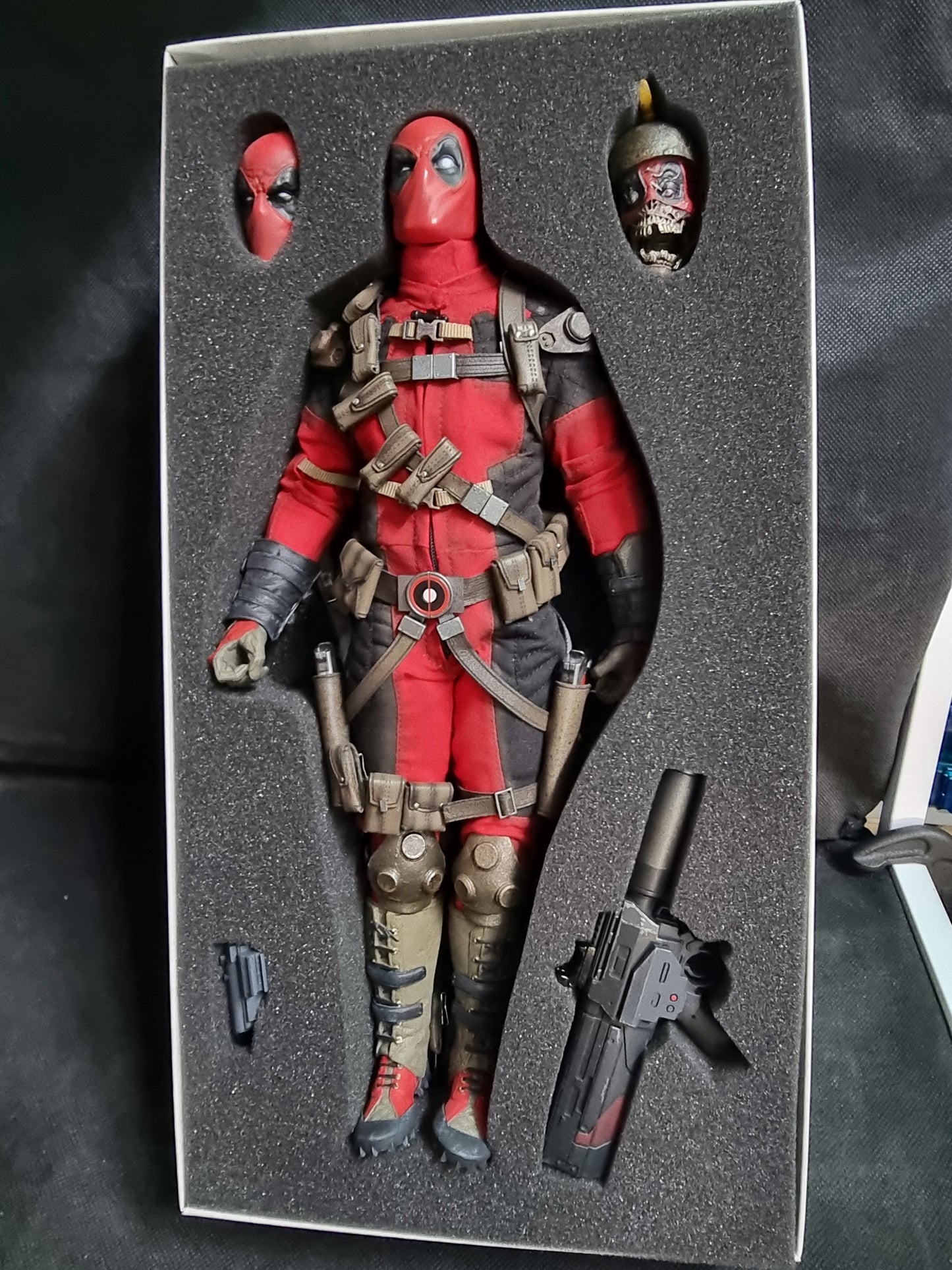 SIDESHOW EXCLUSIVE MARVEL DEADPOOL 1/6TH SCALE FIGURE