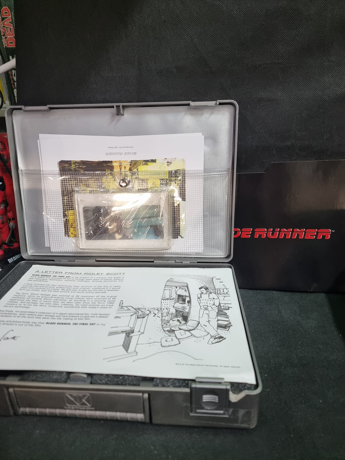 BLADE RUNNER--ULTIMATE HD-DVD BRIEFCASE EDITION SET ( BOXED CHIPPED)