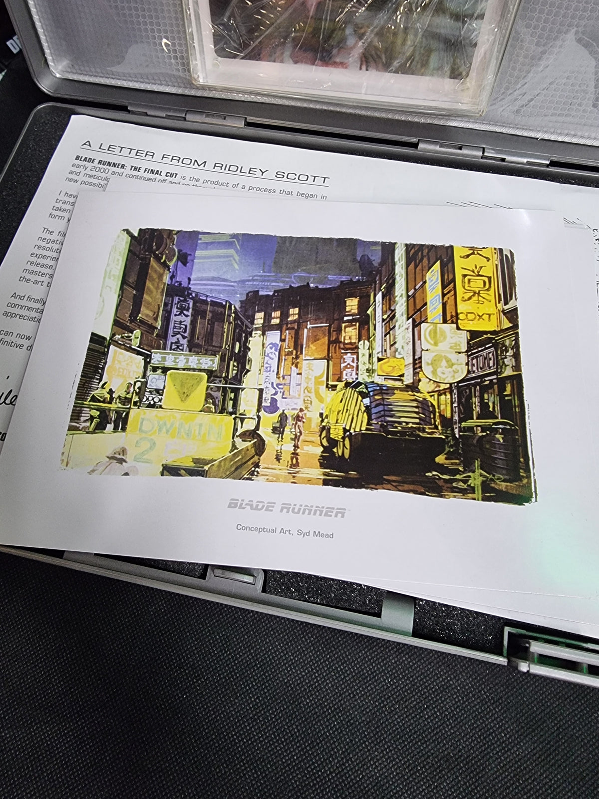 BLADE RUNNER--ULTIMATE HD-DVD BRIEFCASE EDITION SET ( BOXED CHIPPED)