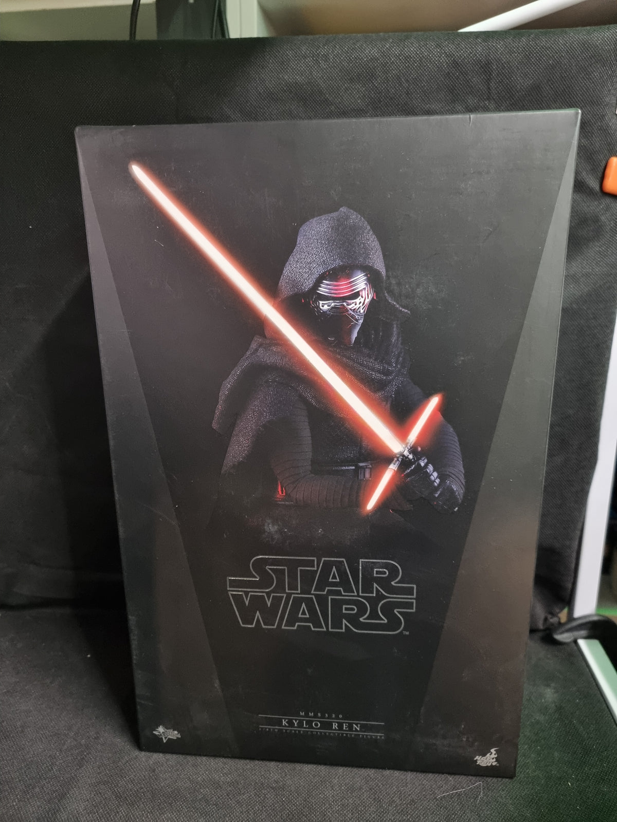 Hot Toys Kylo Ren 1/6 Scale Figure MMS320