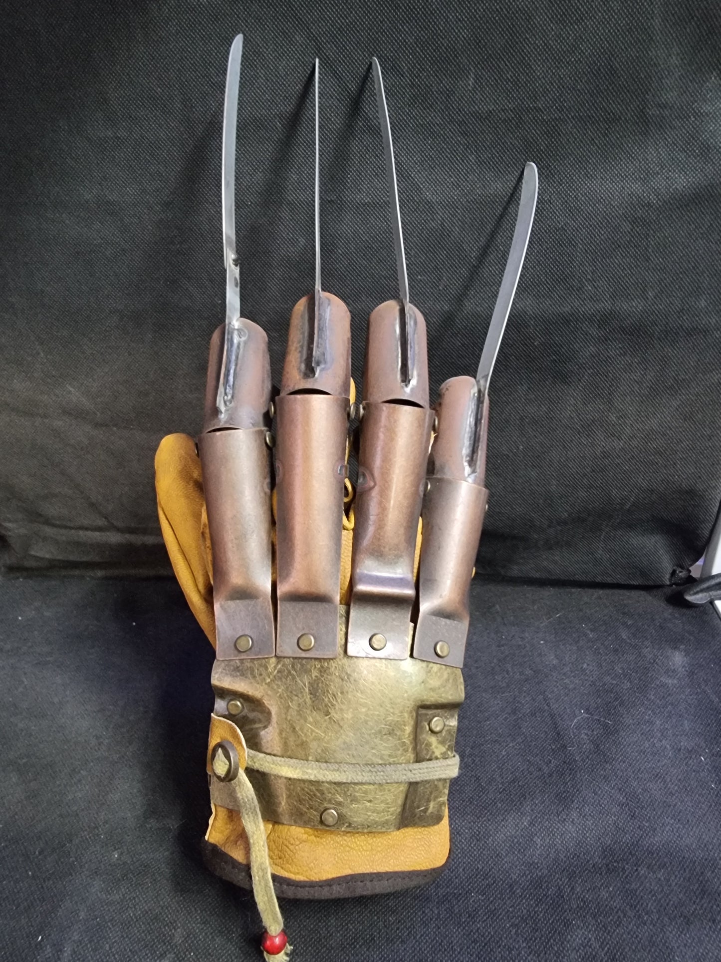 NECA - Nightmare On Elm Street - 1984 Freddy Glove Replica