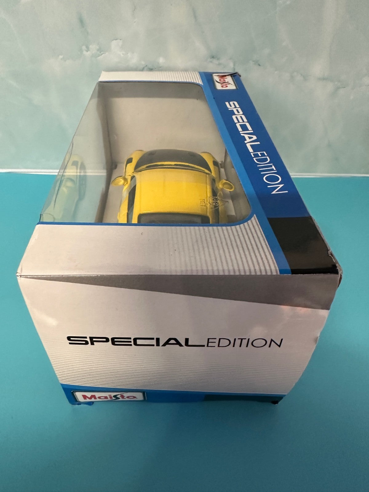 Maisto Special Edition Porsche 911 GT2 RS 1:24 Scale Diecast Model
