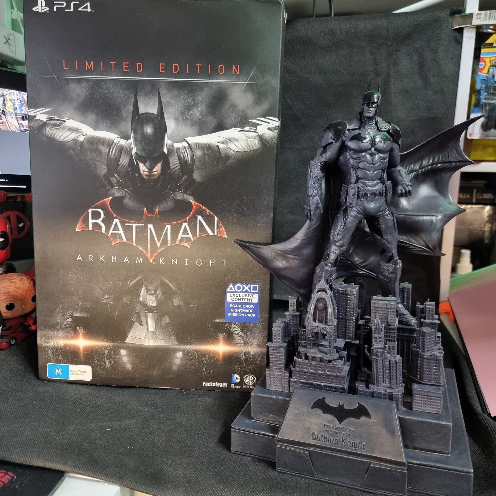 Batman Arkham Knight Limited Edition - PS4 Playstation 4 Statue, Book & Comic.