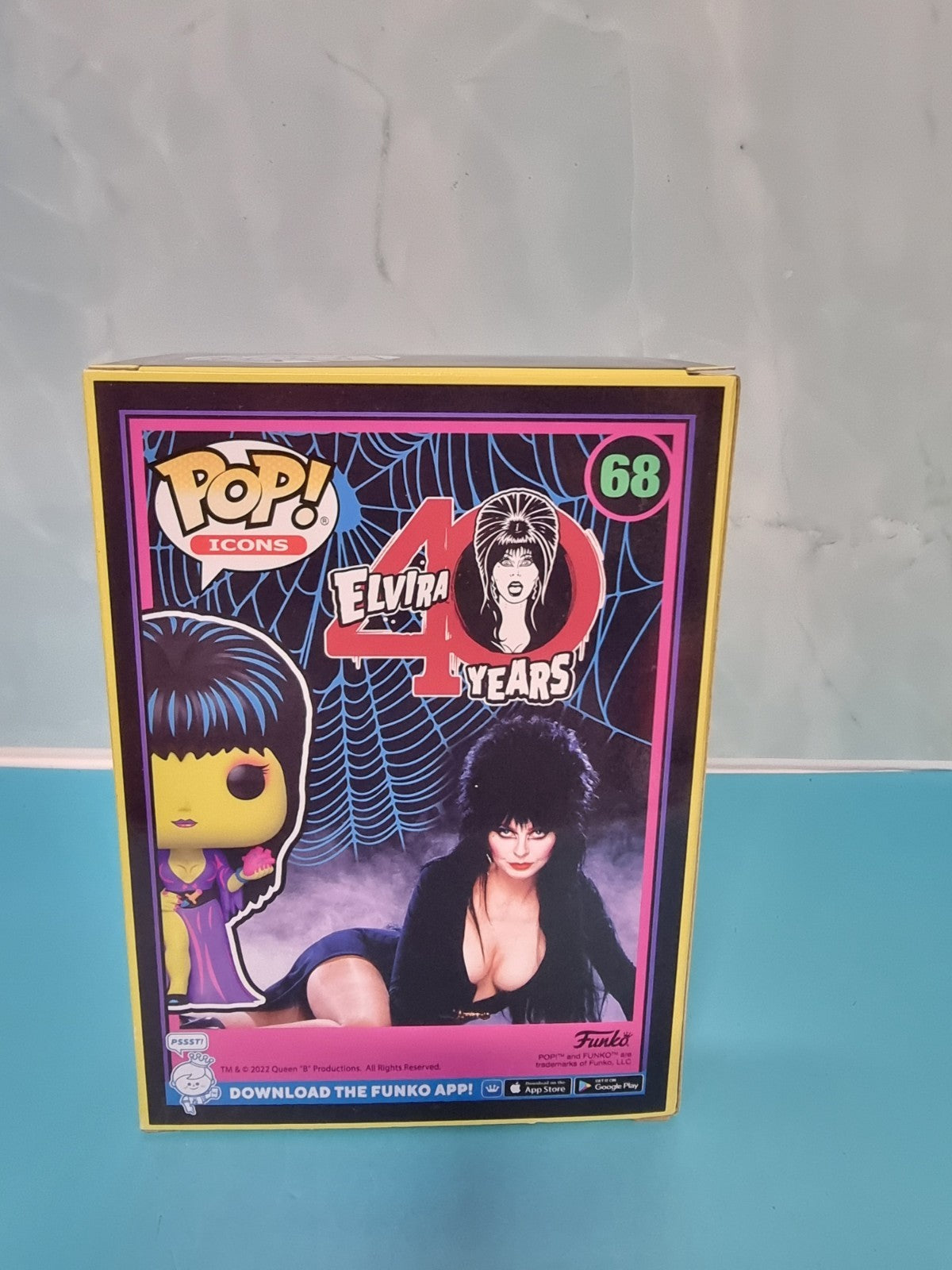 Funko POP! Vinyl Figure - 68 Elvira 40 Years - Elvira (SE) (Black Light)