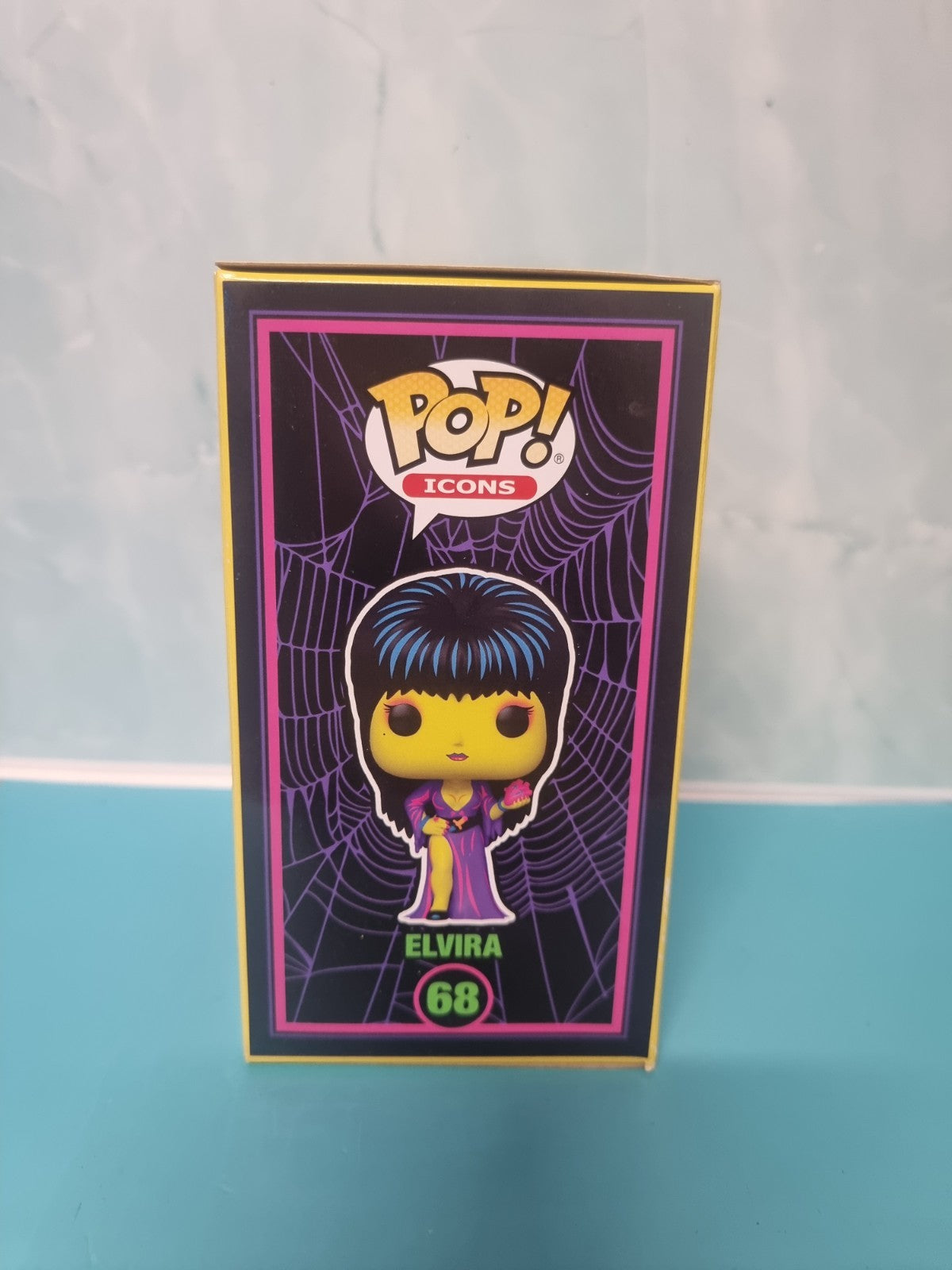 Funko POP! Vinyl Figure - 68 Elvira 40 Years - Elvira (SE) (Black Light)
