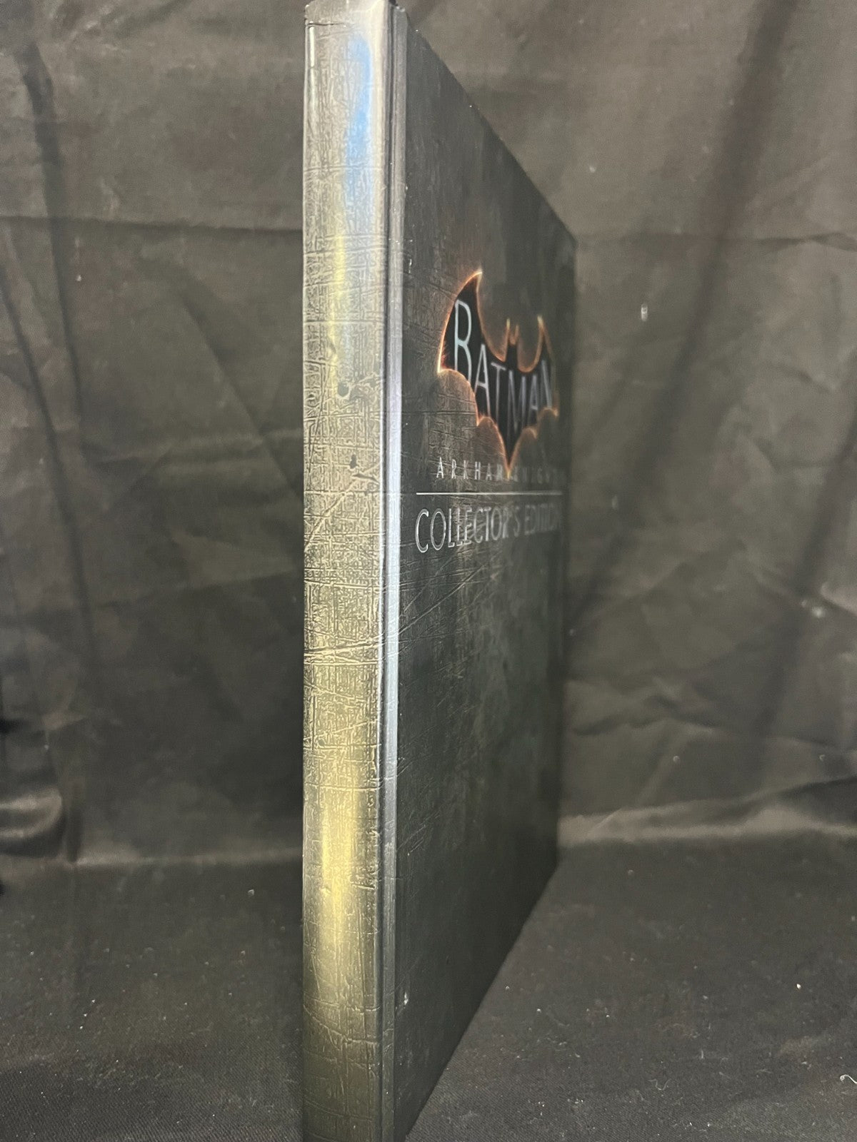 BATMAN Arkham Knight Collectors edition  2015 HARDBACK BOOK AND INSERTS