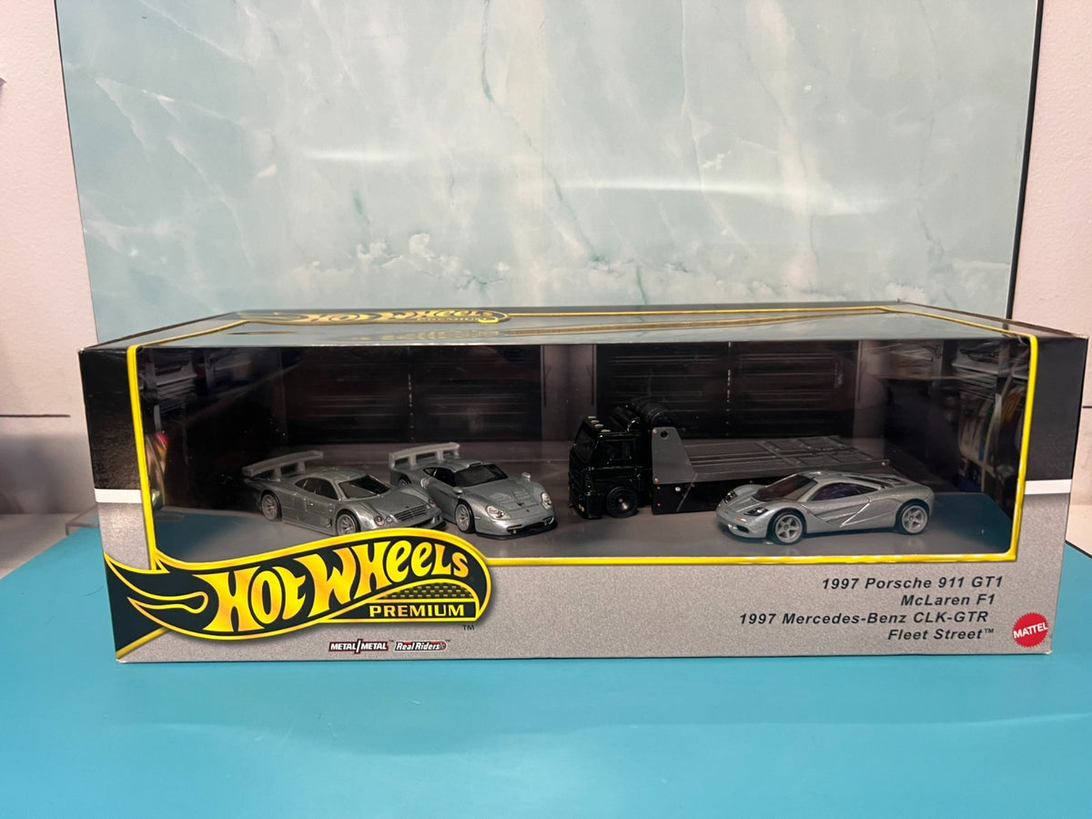 Hot Wheels - DieCast Premium Collector Fleet Street