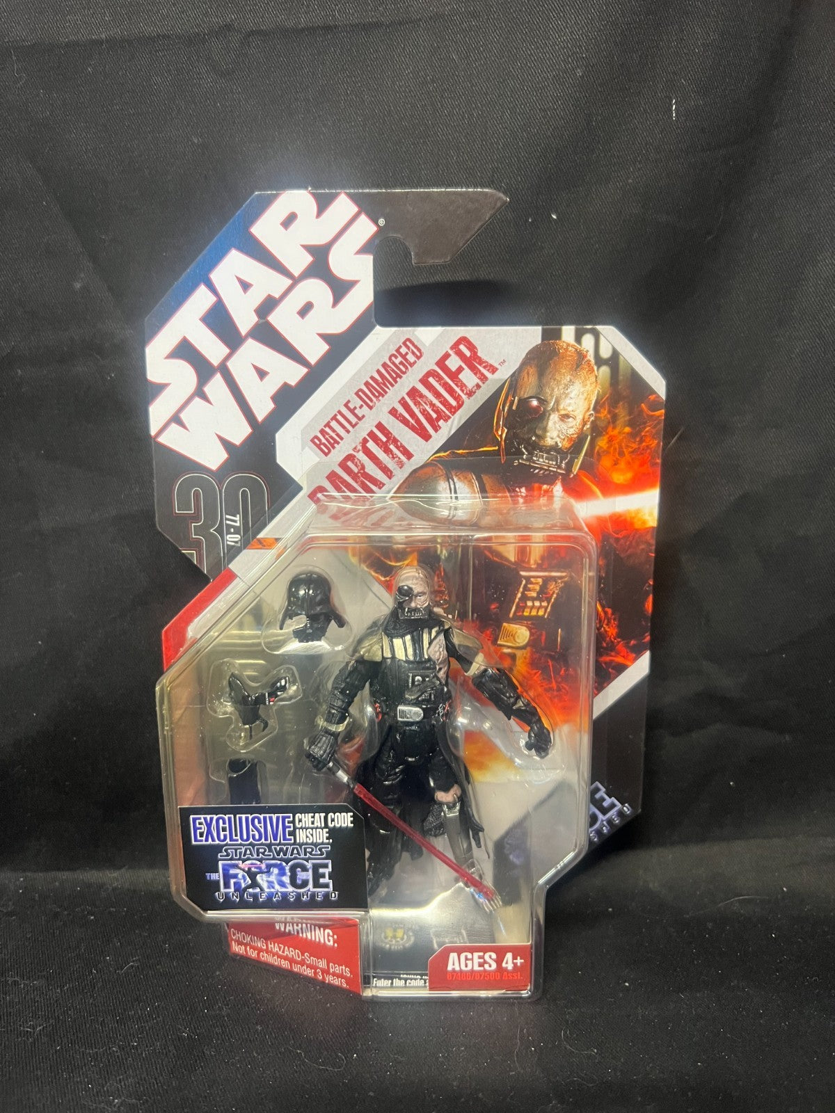 STAR WARS - HASBRO - THE FORCE UNLEASHED - BATTLE DAMAGED DARTH VADER