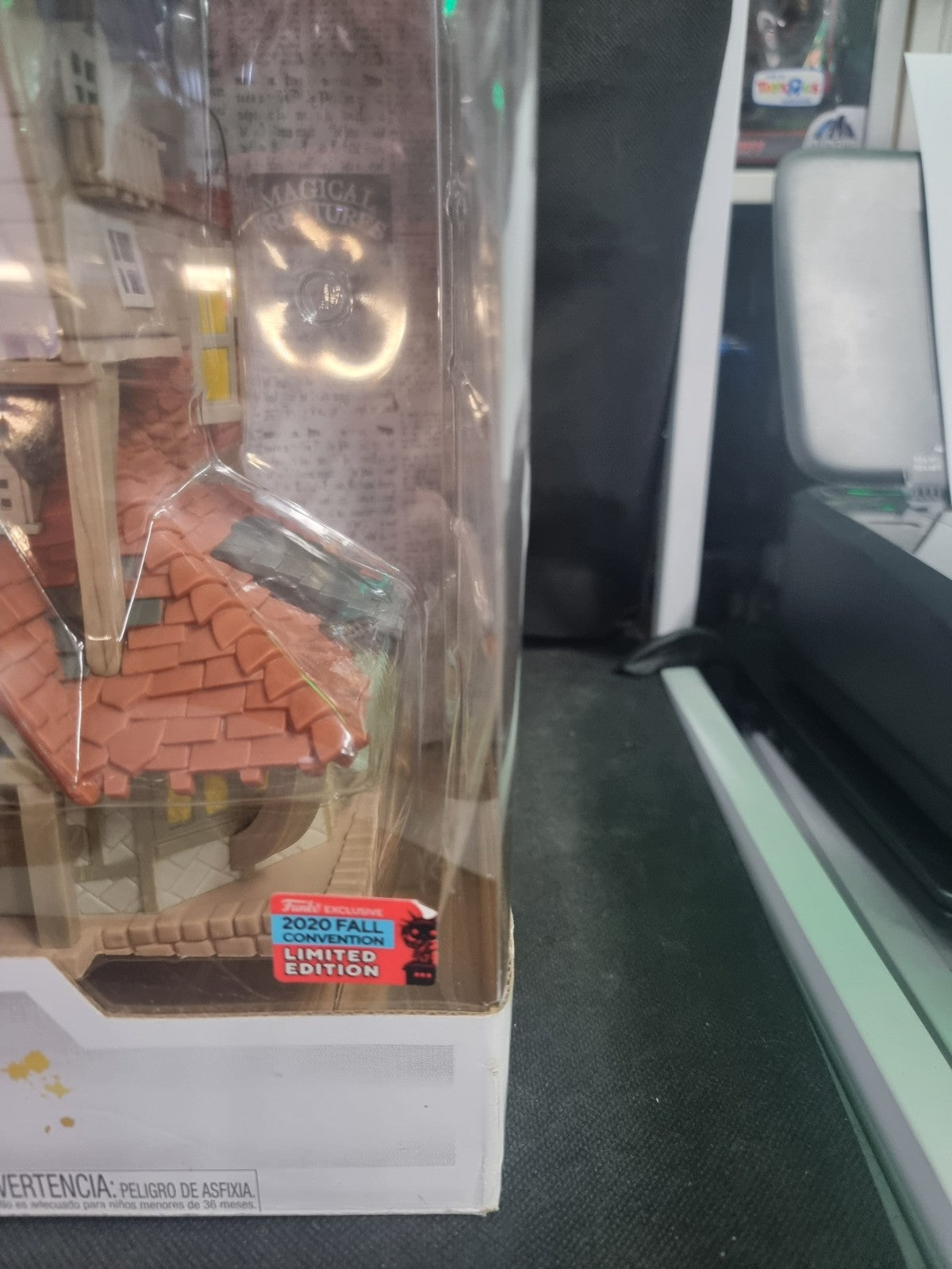 Funko Pop! Town The Burrow & Molly Weasley #16 NYCC 2020 Exclusive Harry Potter