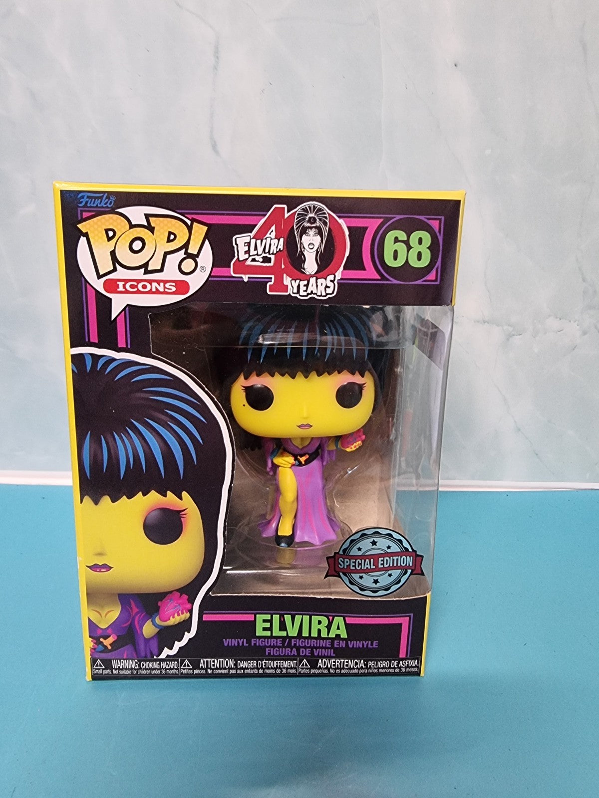 Funko POP! Vinyl Figure - 68 Elvira 40 Years - Elvira (SE) (Black Light)