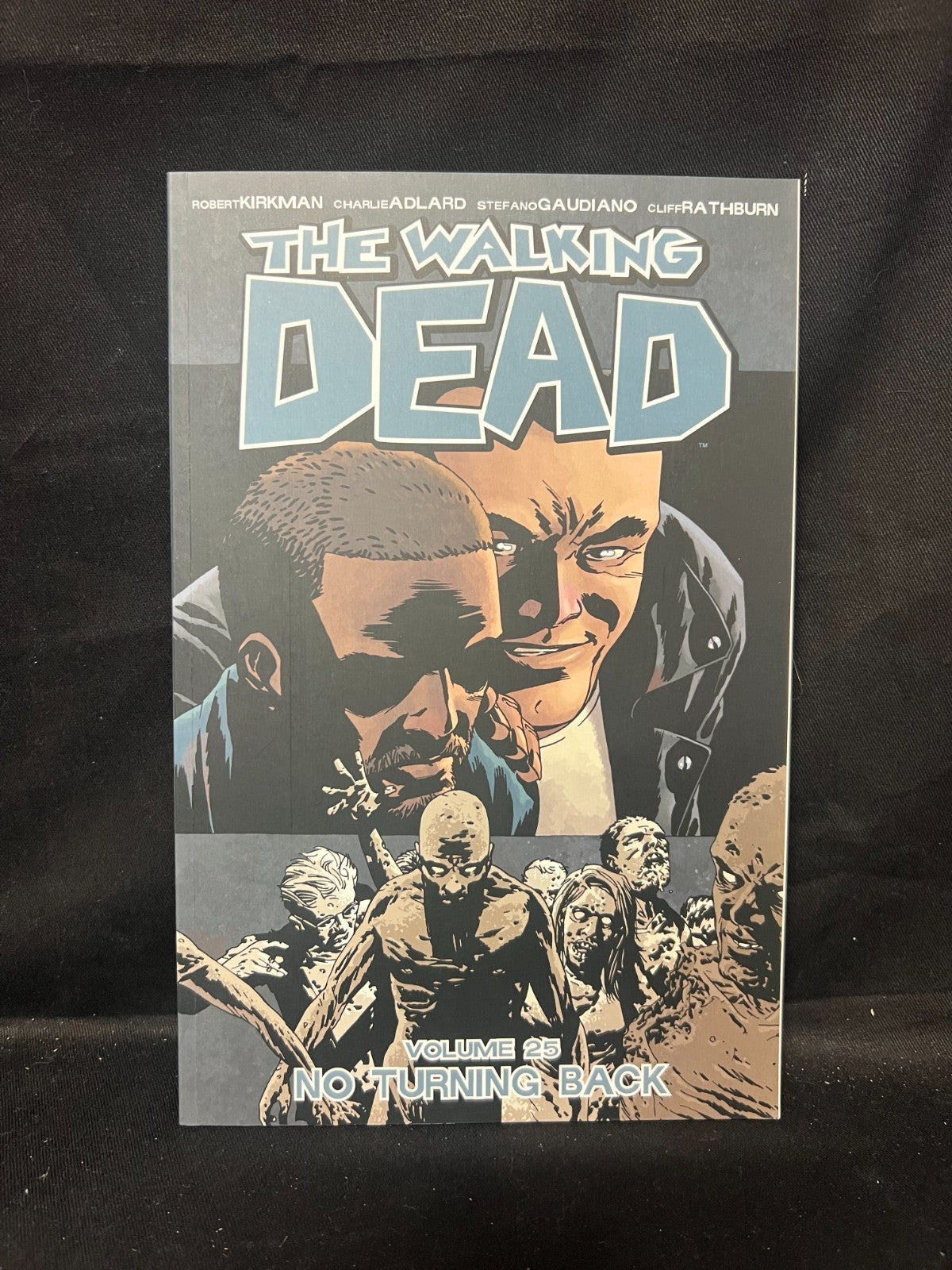 Robert Kirkman The Walking Dead Volume 25: No Turning Back (Paperback)