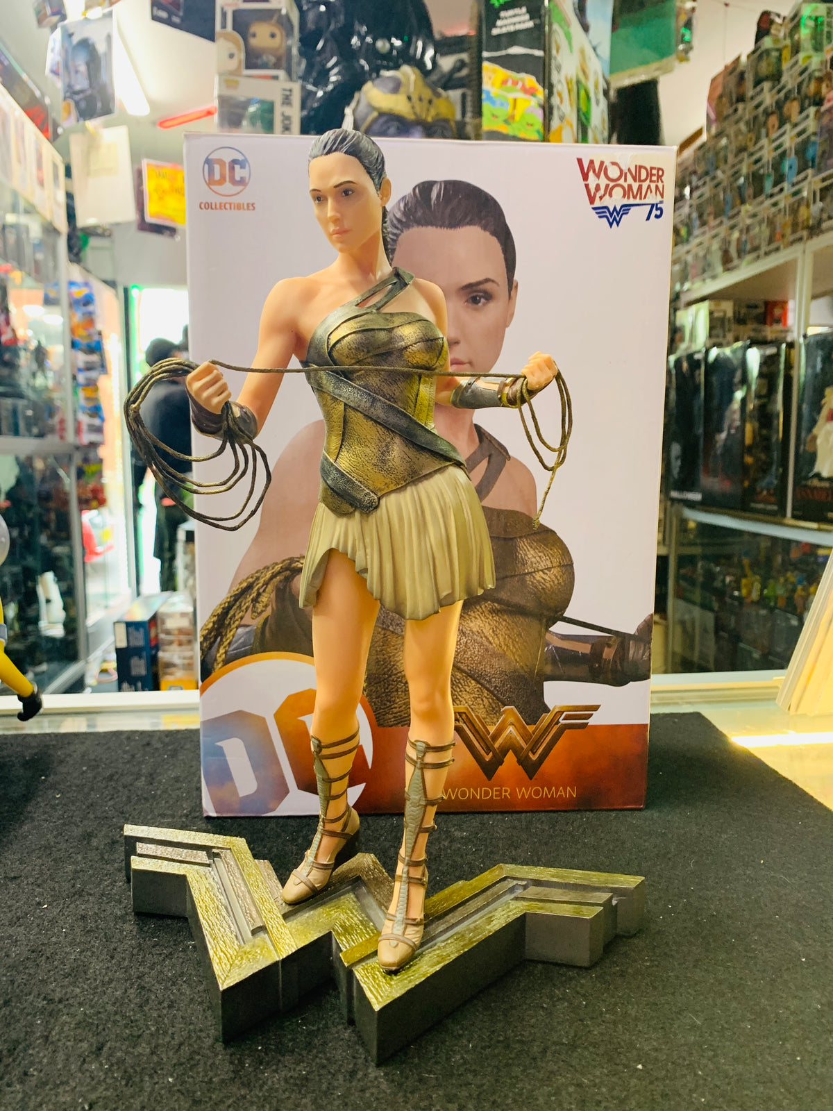 DC wonder women statue with box numbered items