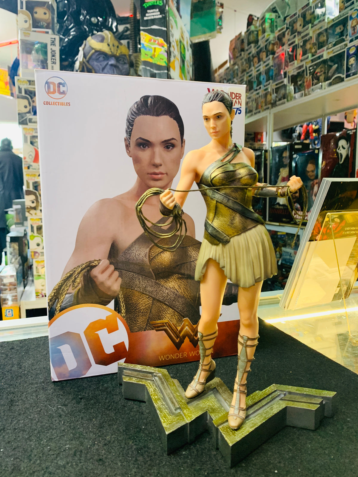 DC wonder women statue with box numbered items