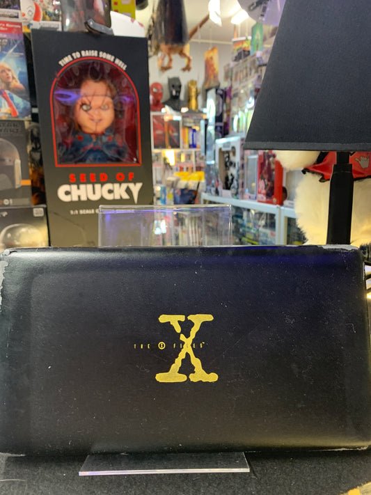 The  XFiles gold classics collection phone cards box is warm