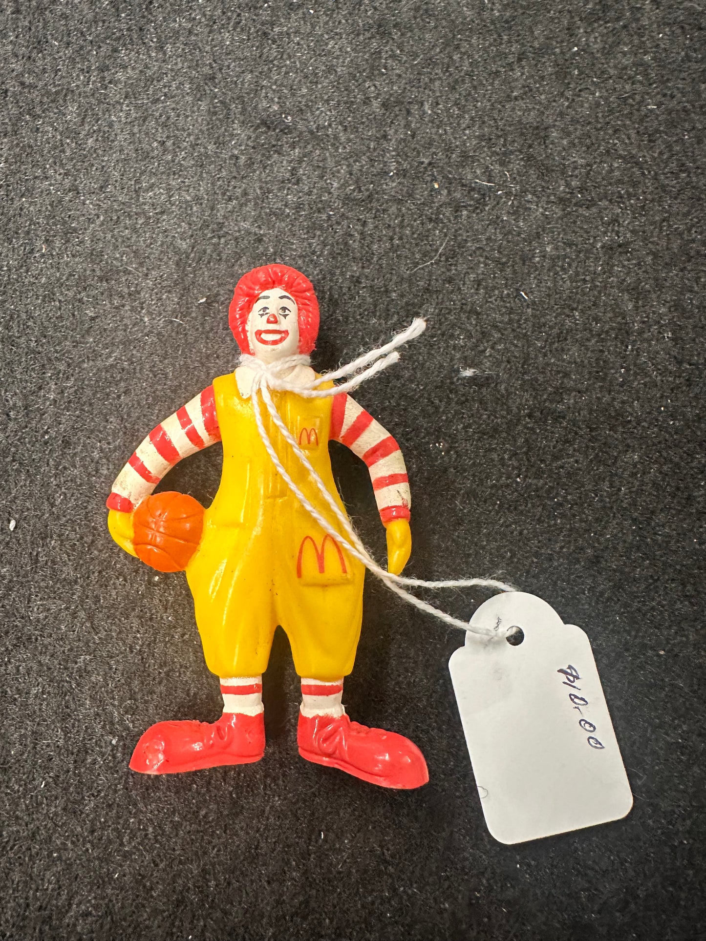 MCDONALDS RONALD MCDONALD WITH BASKET BALL FIGURE