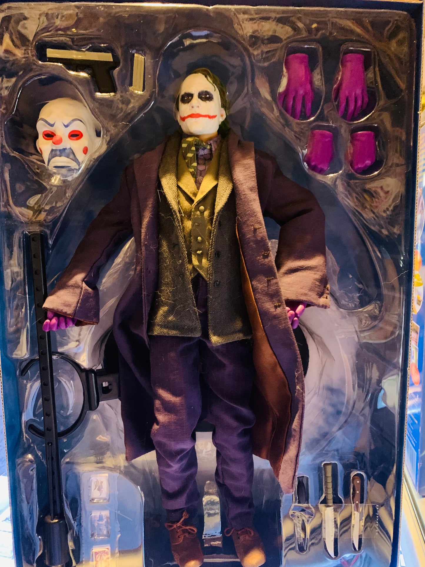 THE DARK KNIGHT THE JOKER 1:6 SCALE DELUXE COLLECTOR FIGURE
