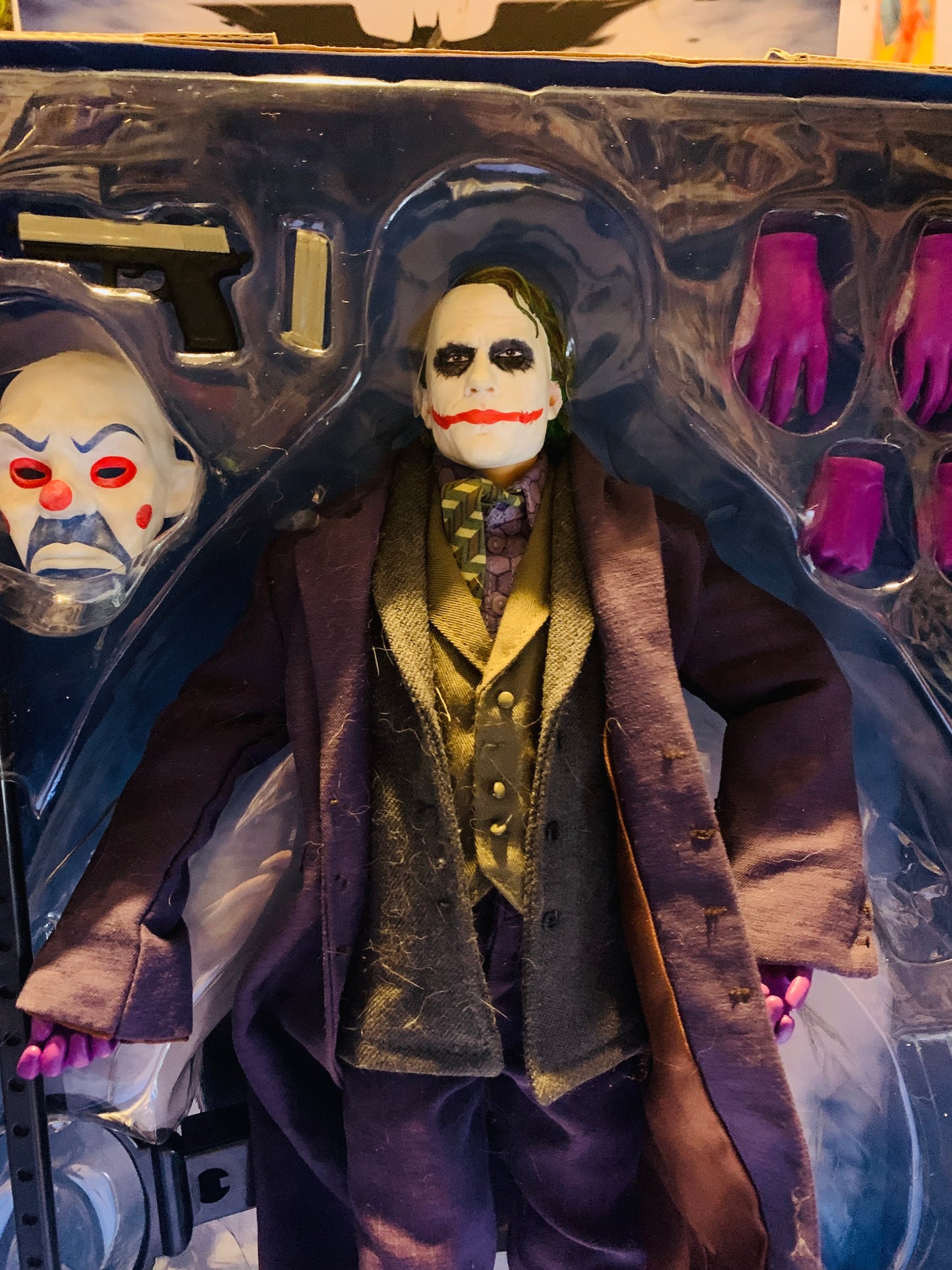 THE DARK KNIGHT THE JOKER 1:6 SCALE DELUXE COLLECTOR FIGURE