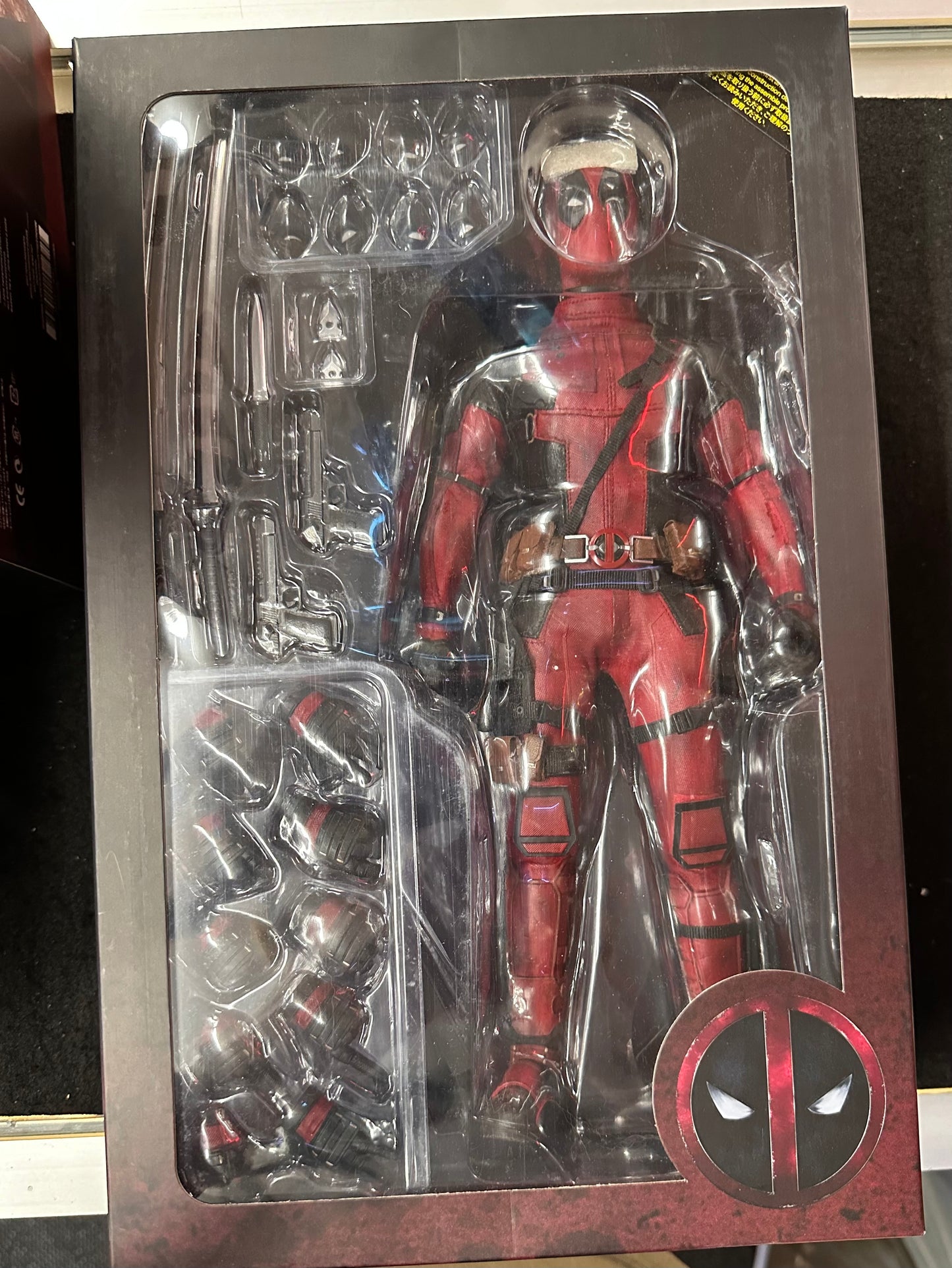 DEADPOOL HOT TOYS 1/6 SCALE COLLECTIBLE FIGURE