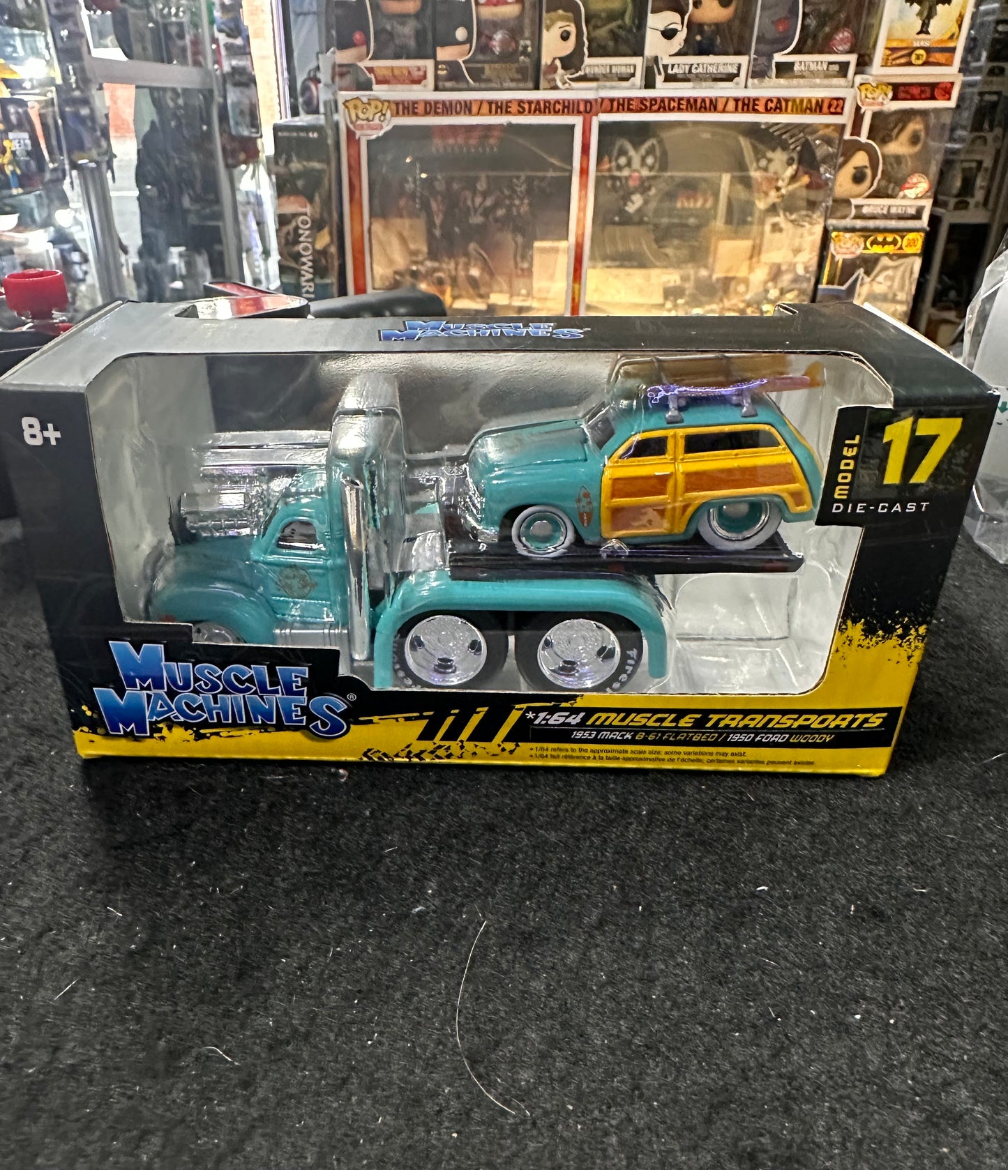 MUSCLE MACHINES 1:64 MUSCLE TRANSPORTS 1953 MACK B-61 FLATBED/ 1960 FORD WOODY