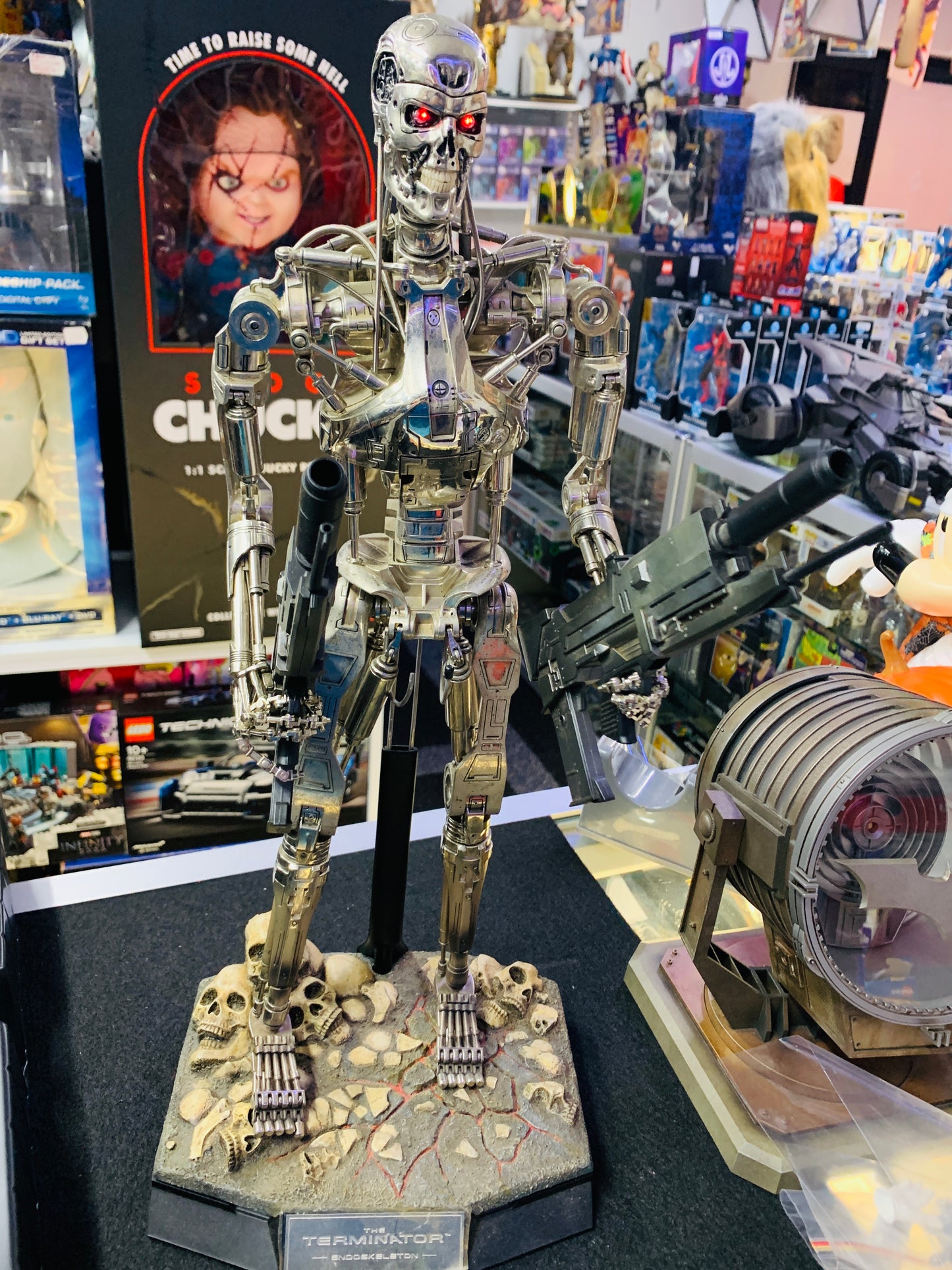 Terminator Endo skeleton hot toys sideshow have a few items to need repair subject to photos pick up only but still a masterpiece