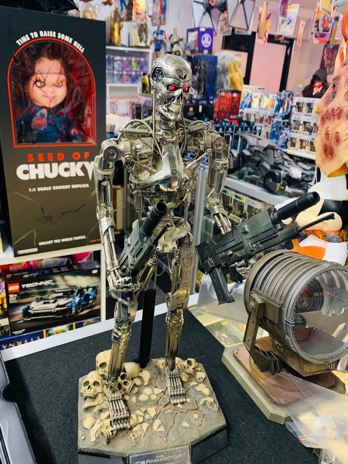 Terminator Endo skeleton hot toys sideshow have a few items to need repair subject to photos pick up only but still a masterpiece