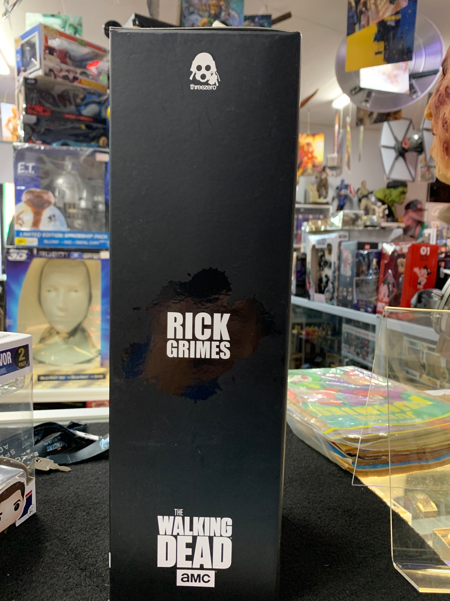 The walking dead amc 1/6 scale collectible figure