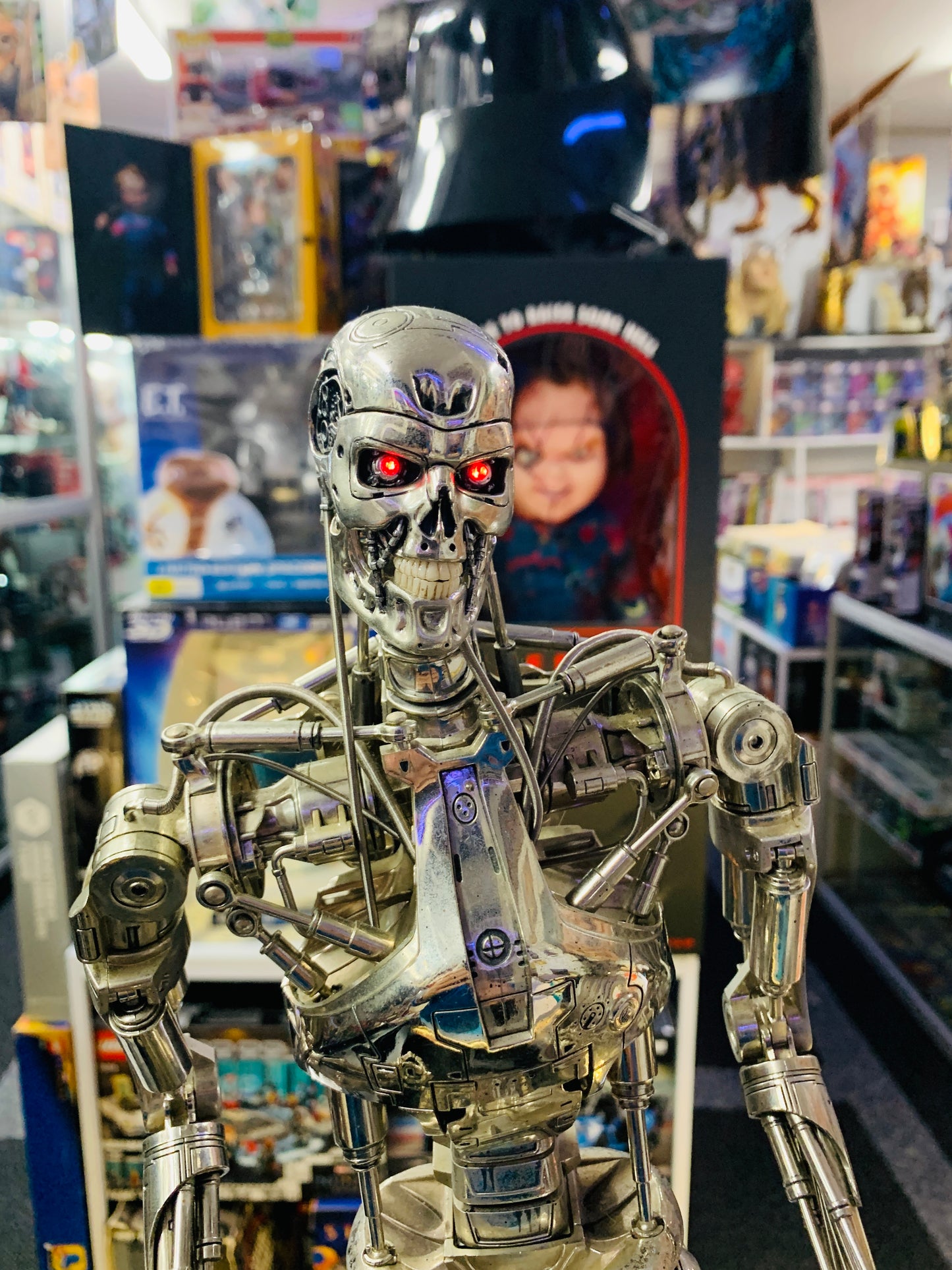 Terminator Endo skeleton hot toys sideshow have a few items to need repair subject to photos pick up only but still a masterpiece