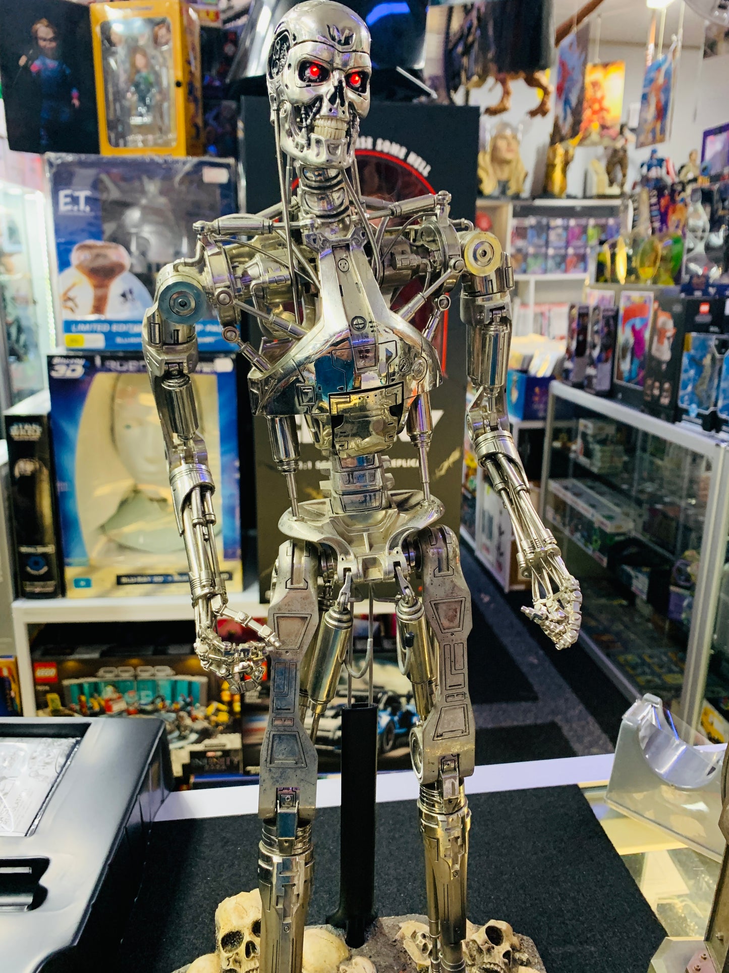Terminator Endo skeleton hot toys sideshow have a few items to need repair subject to photos pick up only but still a masterpiece