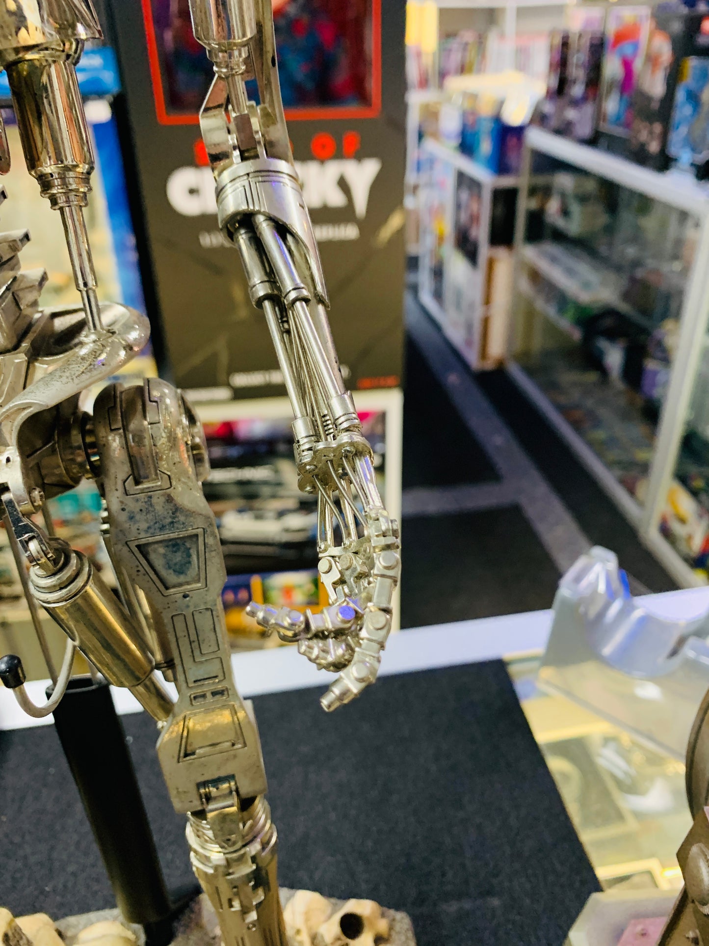 Terminator Endo skeleton hot toys sideshow have a few items to need repair subject to photos pick up only but still a masterpiece