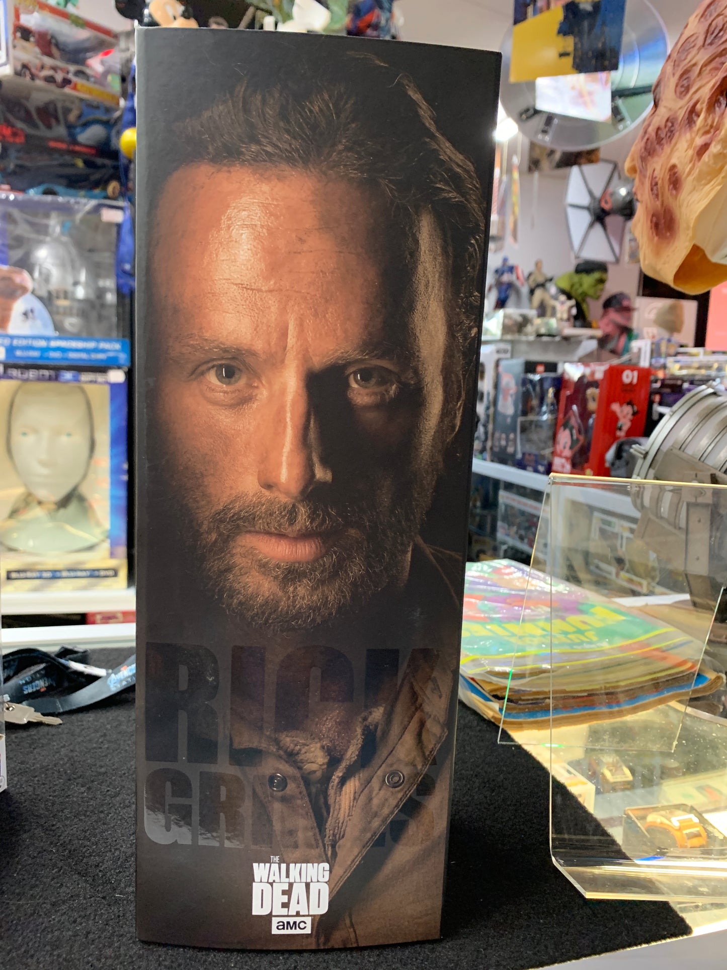 The walking dead amc 1/6 scale collectible figure