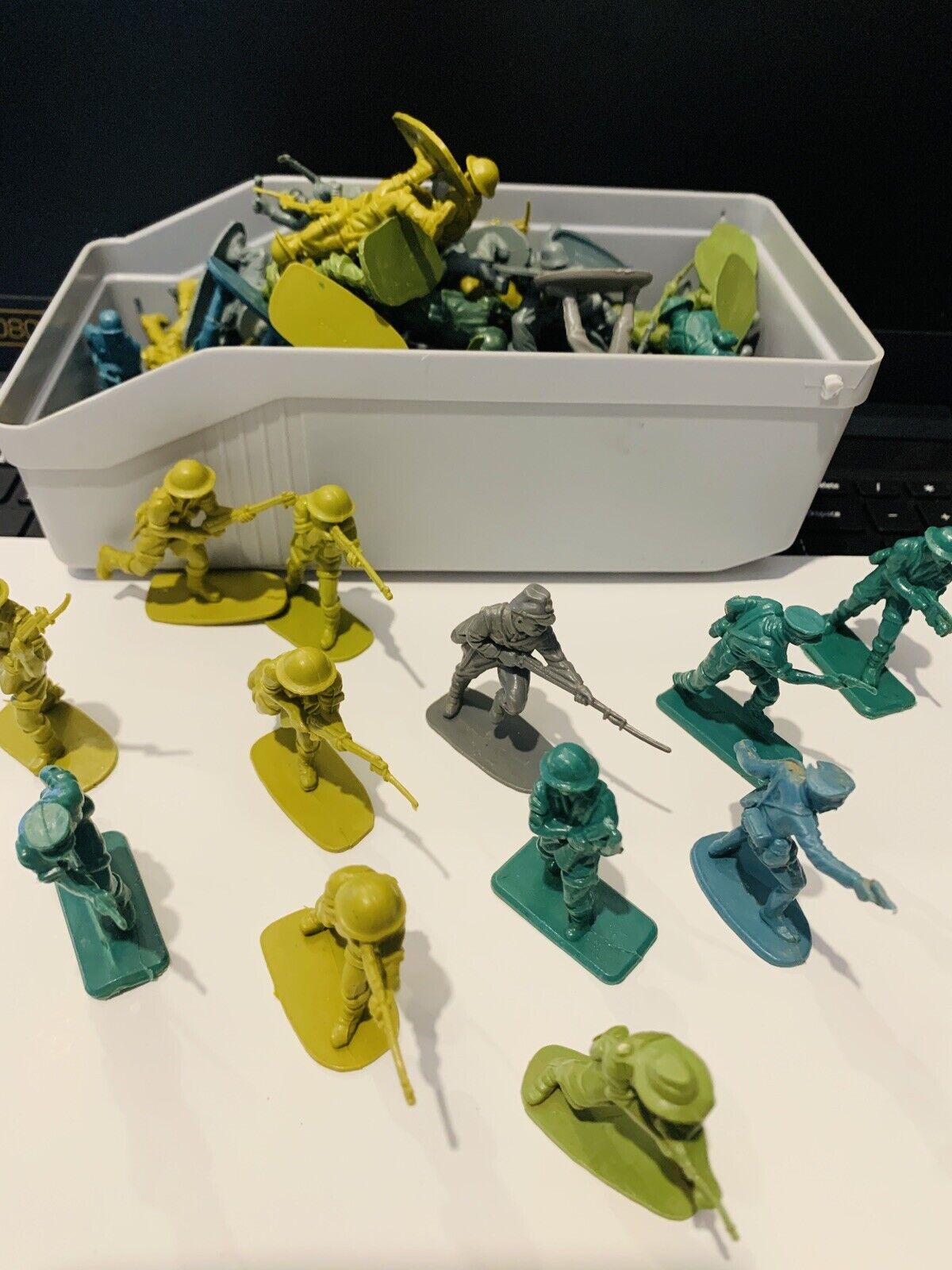 Military Toy soldiers Large Container , Generate Heaps Of Fun